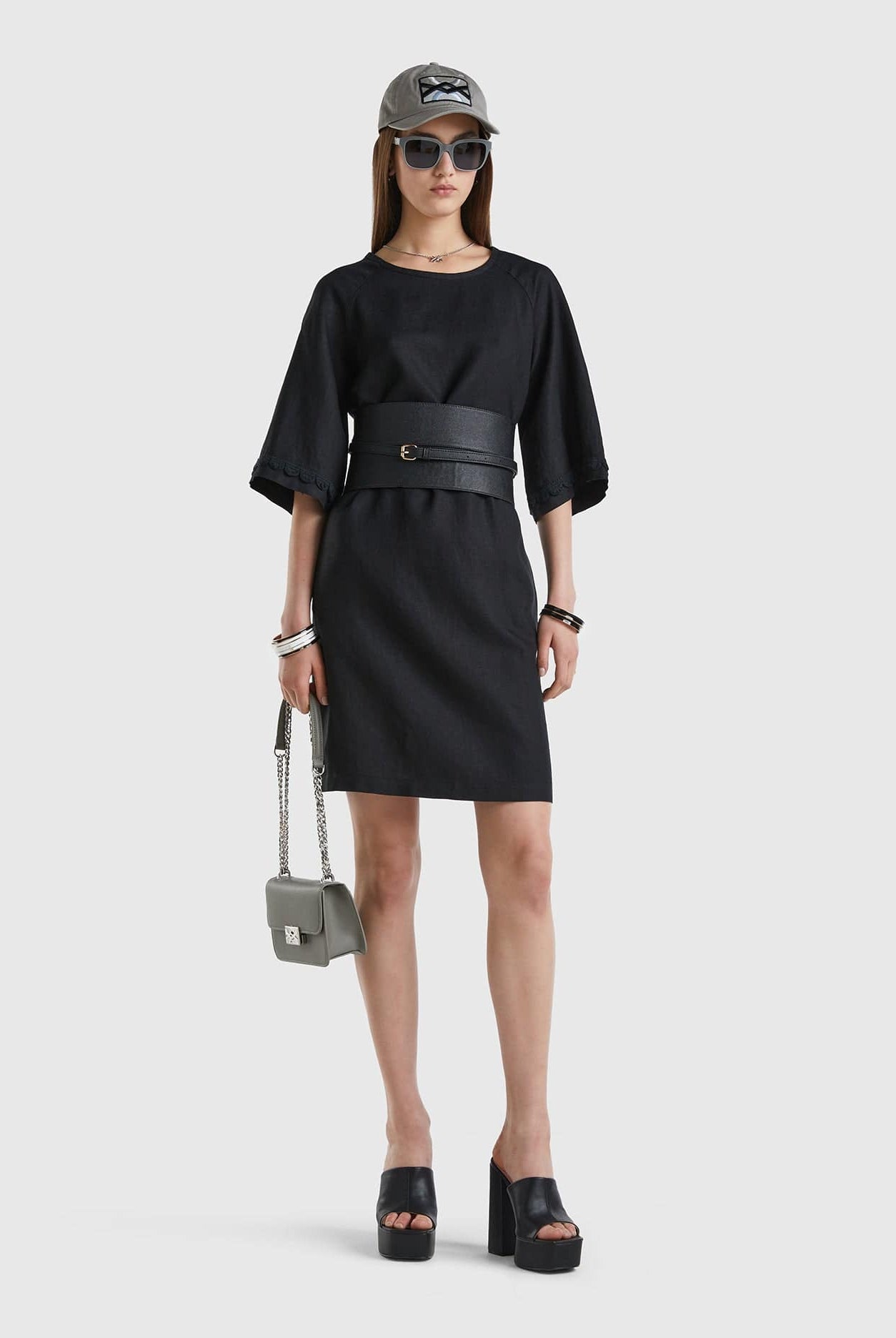 يونايتد كولورز اوف بينيتون فستان قصير نسائي من الكتان الخالص بتفاصيل كروشيه