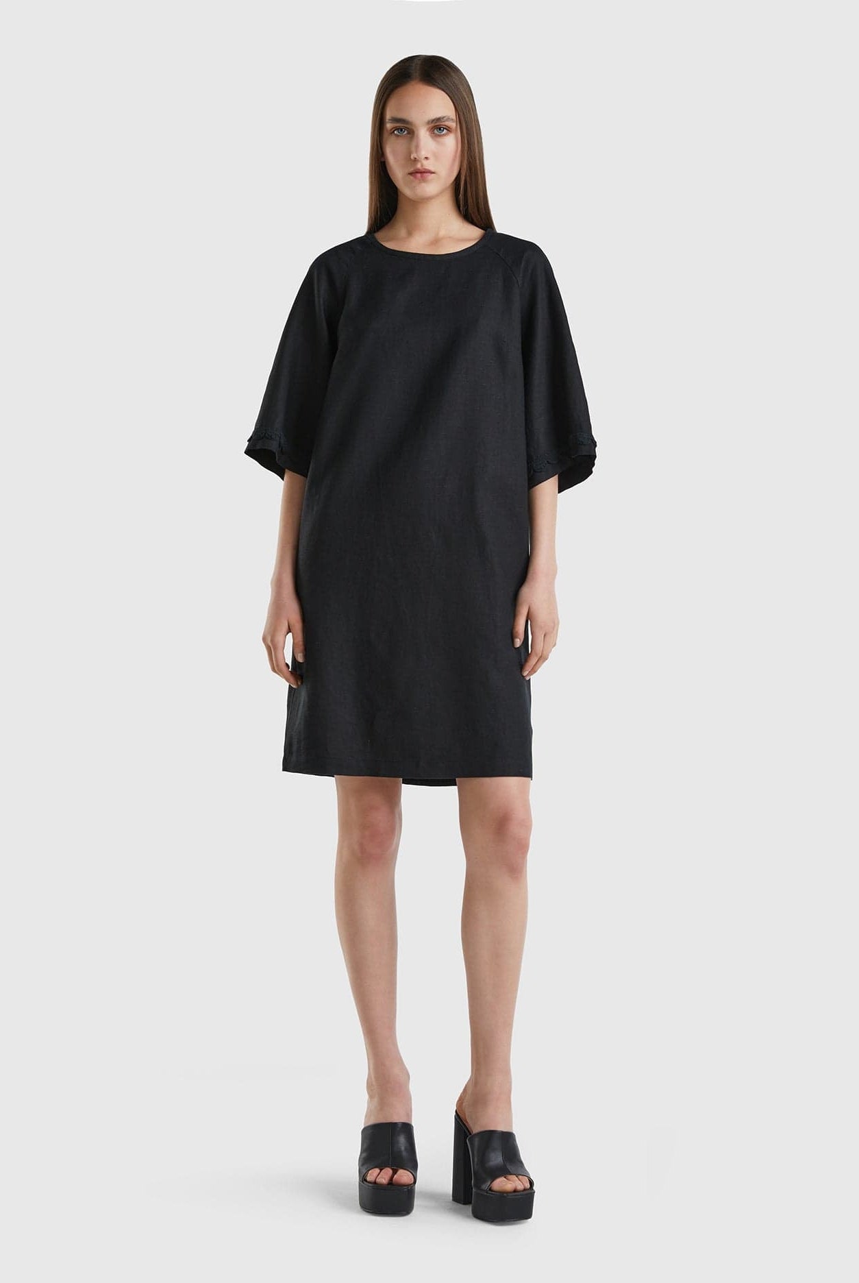 يونايتد كولورز اوف بينيتون فستان قصير نسائي من الكتان الخالص بتفاصيل كروشيه