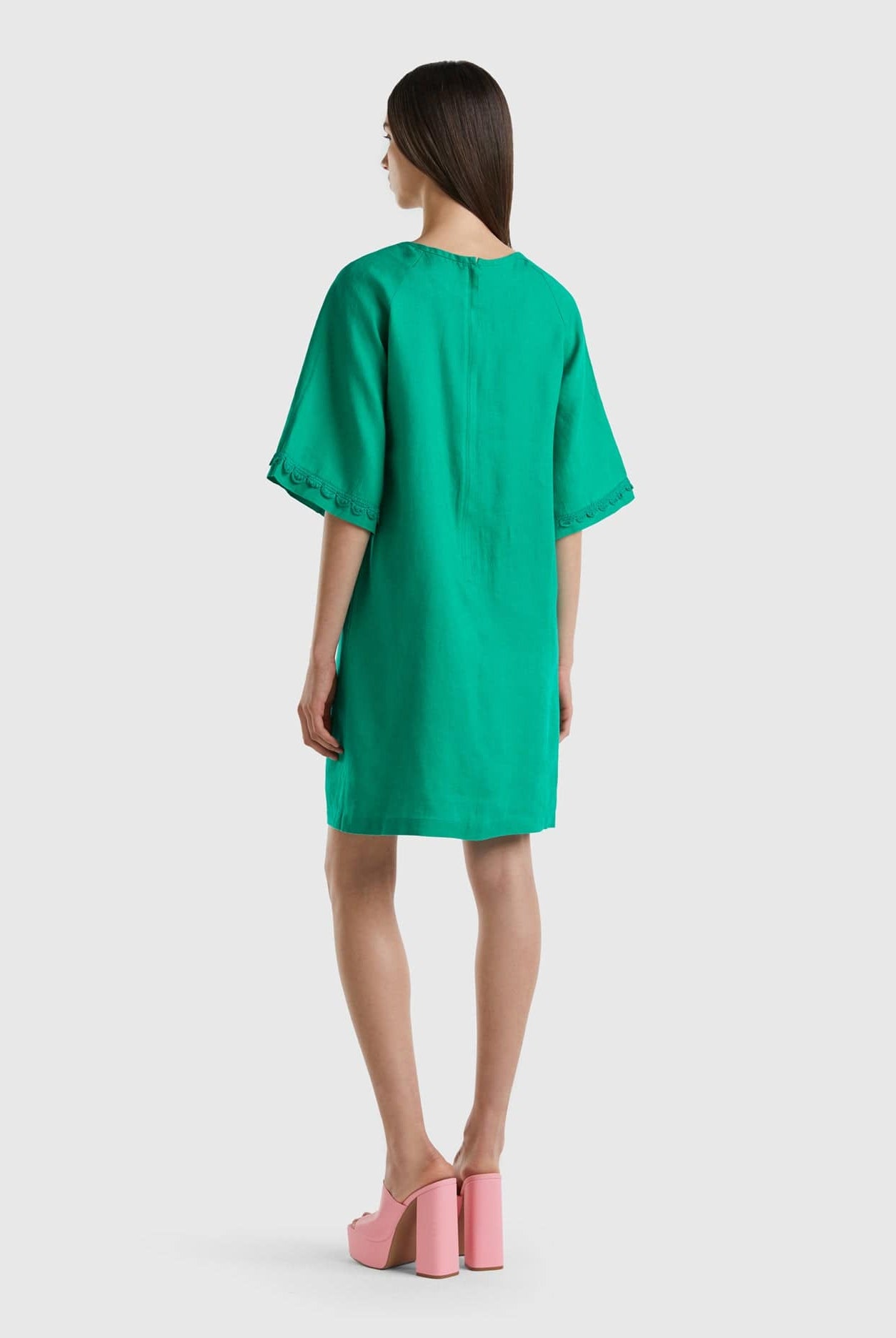 يونايتد كولورز اوف بينيتون فستان قصير نسائي من الكتان الخالص بتفاصيل كروشيه