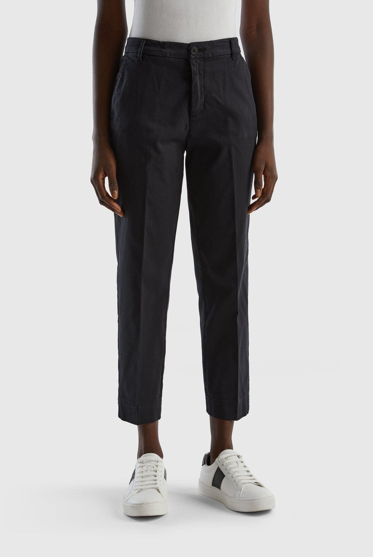 يونايتد كولورز اوف بينيتون بنطلون تشينو قصير سادة من القطن المطاطي نسائي