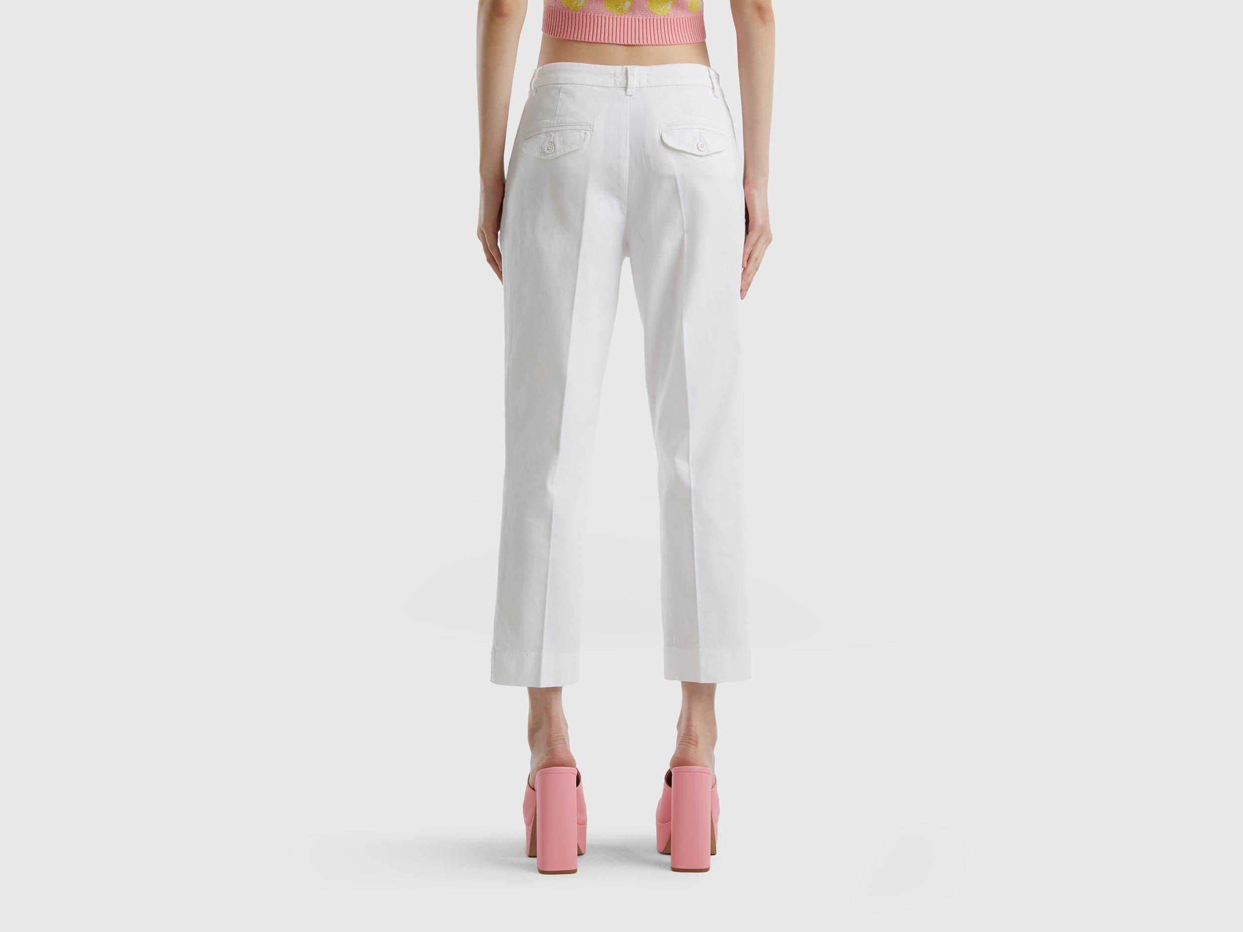 يونايتد كولورز اوف بينيتون بنطلون تشينو قصير سادة من القطن المطاطي نسائي