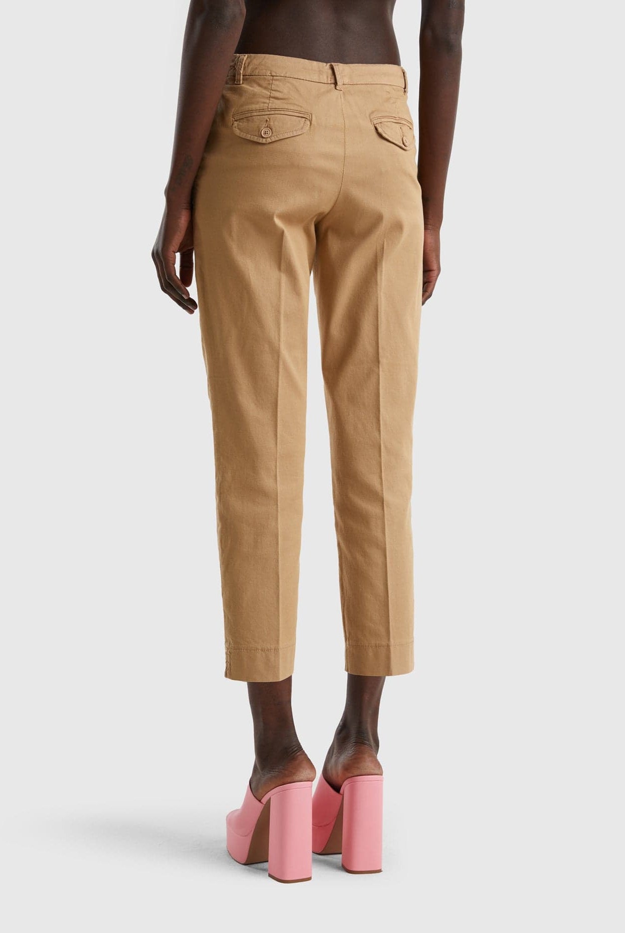 يونايتد كولورز اوف بينيتون بنطلون تشينو قصير سادة من القطن المطاطي نسائي