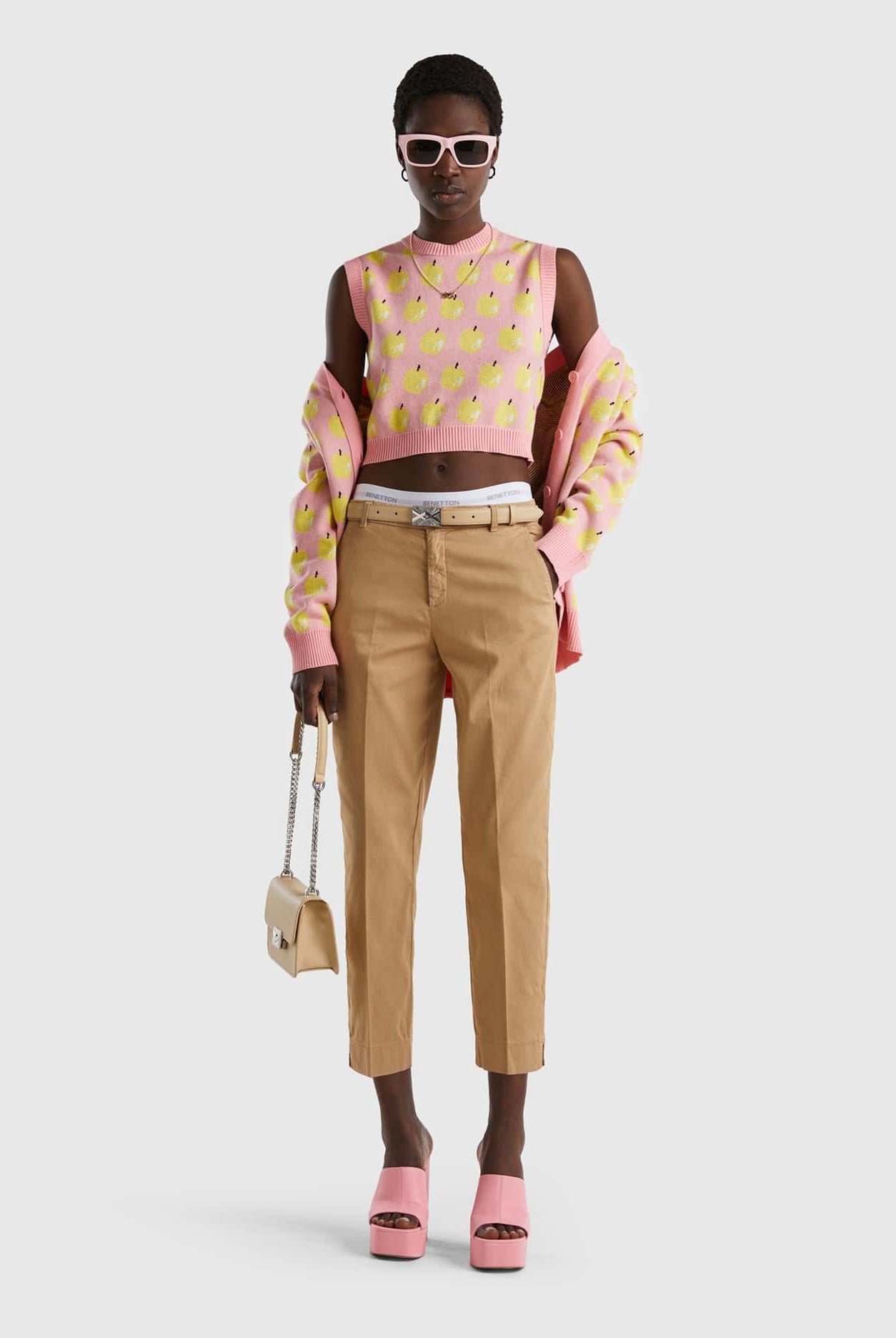 يونايتد كولورز اوف بينيتون بنطلون تشينو قصير سادة من القطن المطاطي نسائي