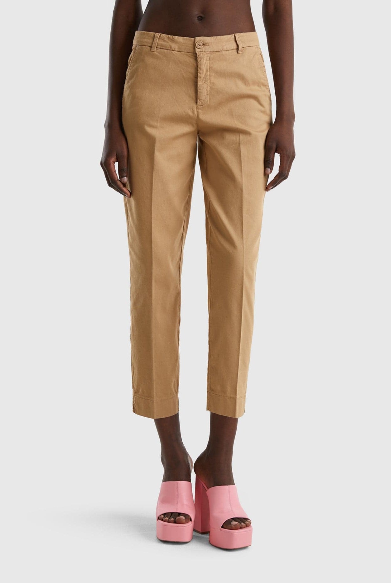 يونايتد كولورز اوف بينيتون بنطلون تشينو قصير سادة من القطن المطاطي نسائي