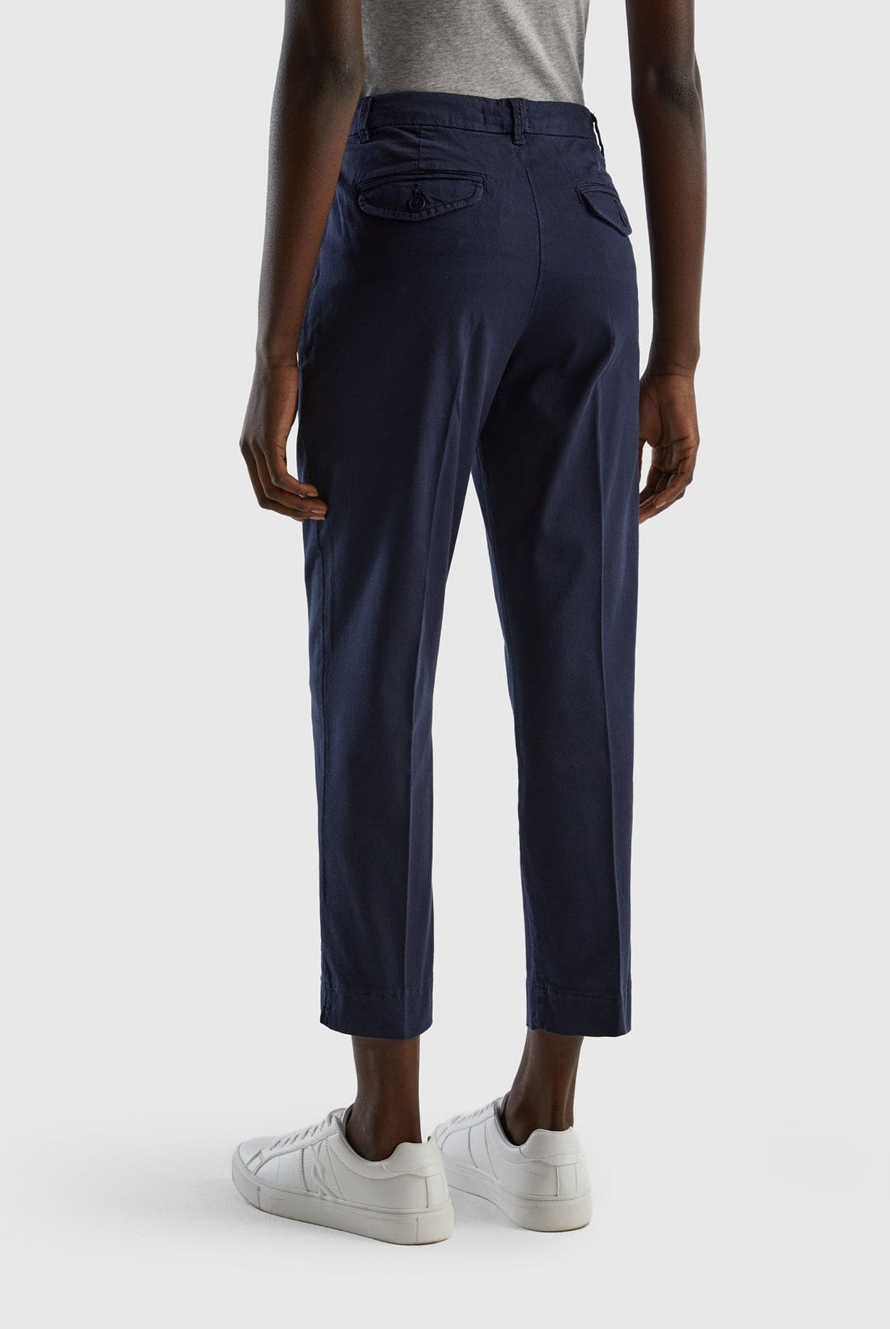 يونايتد كولورز اوف بينيتون بنطلون تشينو قصير سادة من القطن المطاطي نسائي