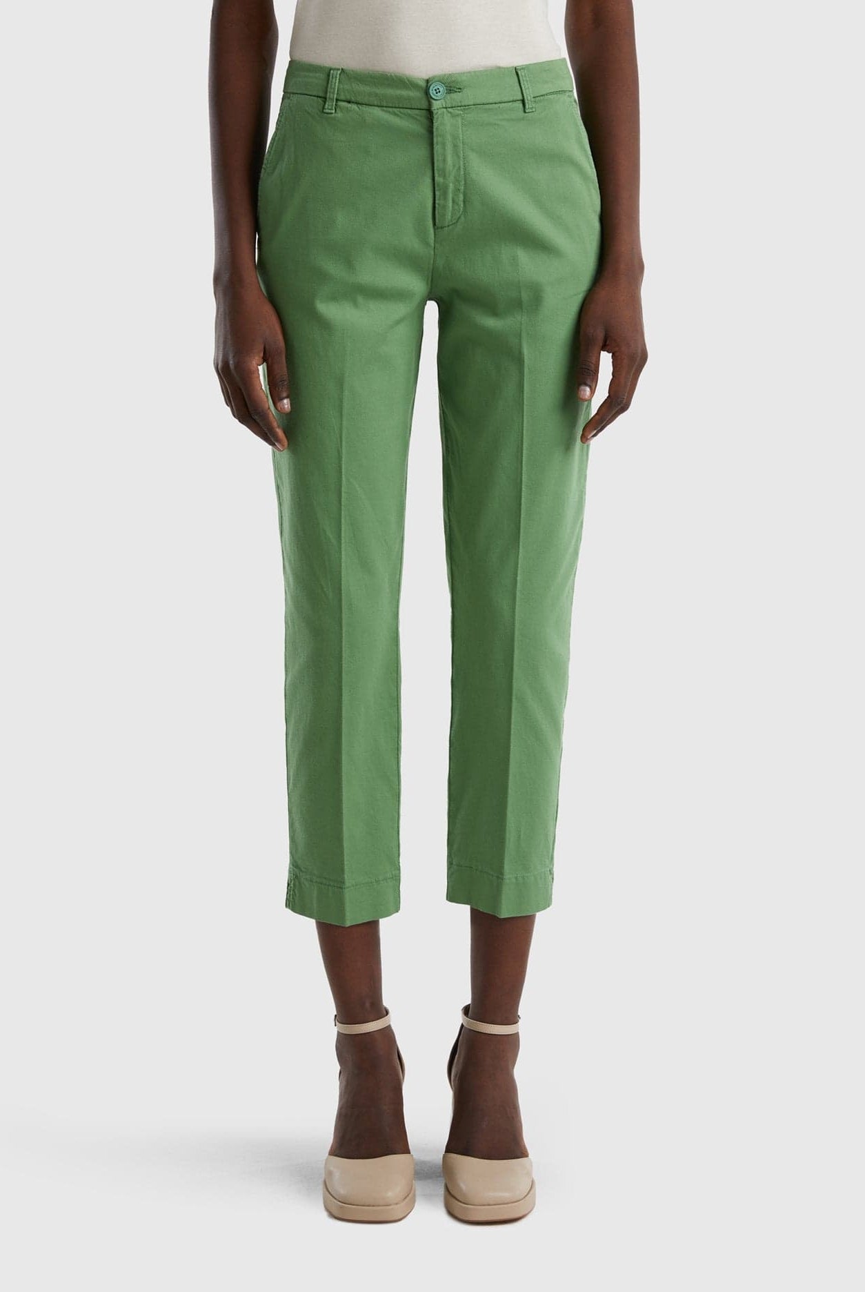 يونايتد كولورز اوف بينيتون بنطلون تشينو قصير سادة من القطن المطاطي نسائي