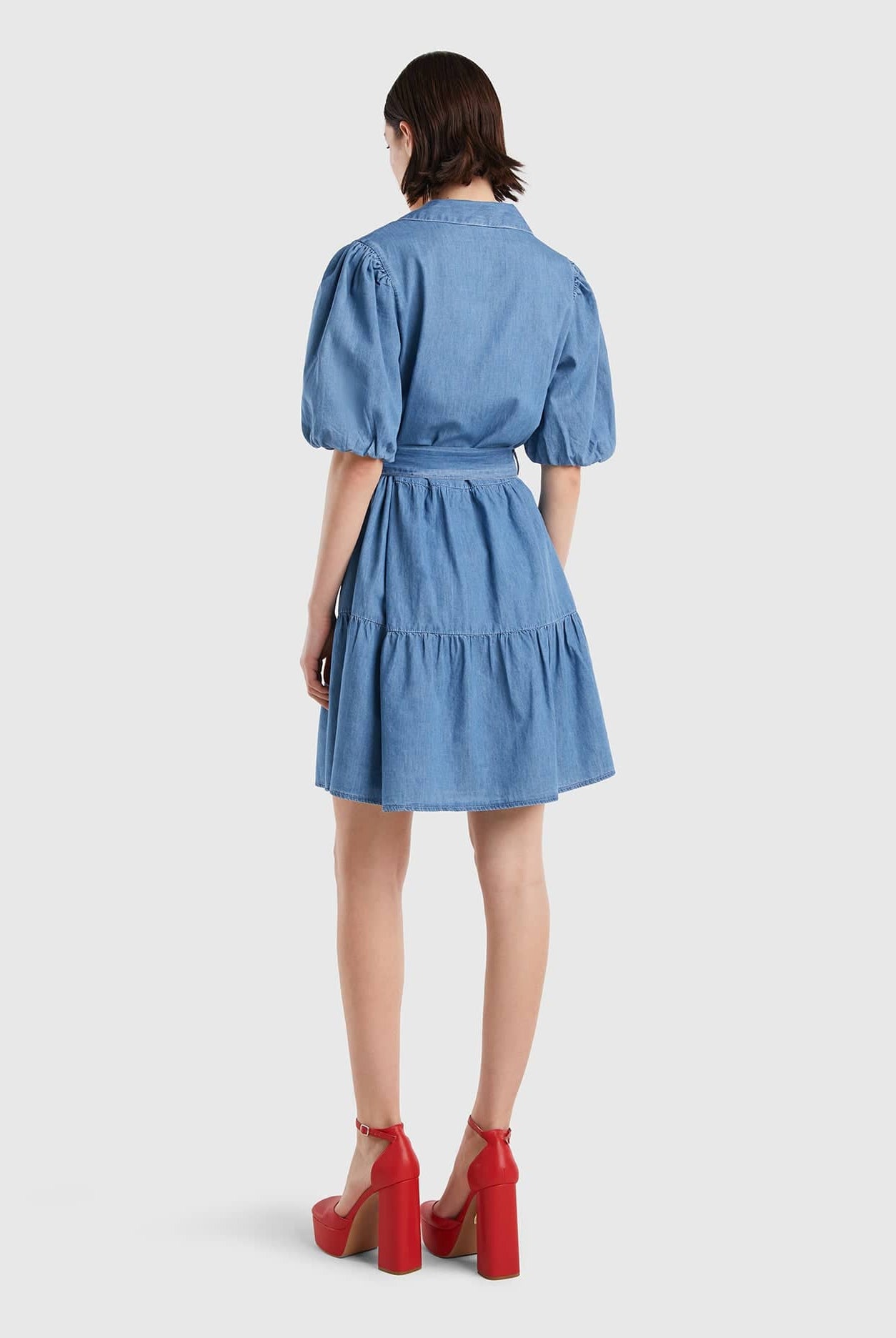 يونايتد كولورز اوف بينيتون فستان قصير نسائي من الشامبراي بكشكش