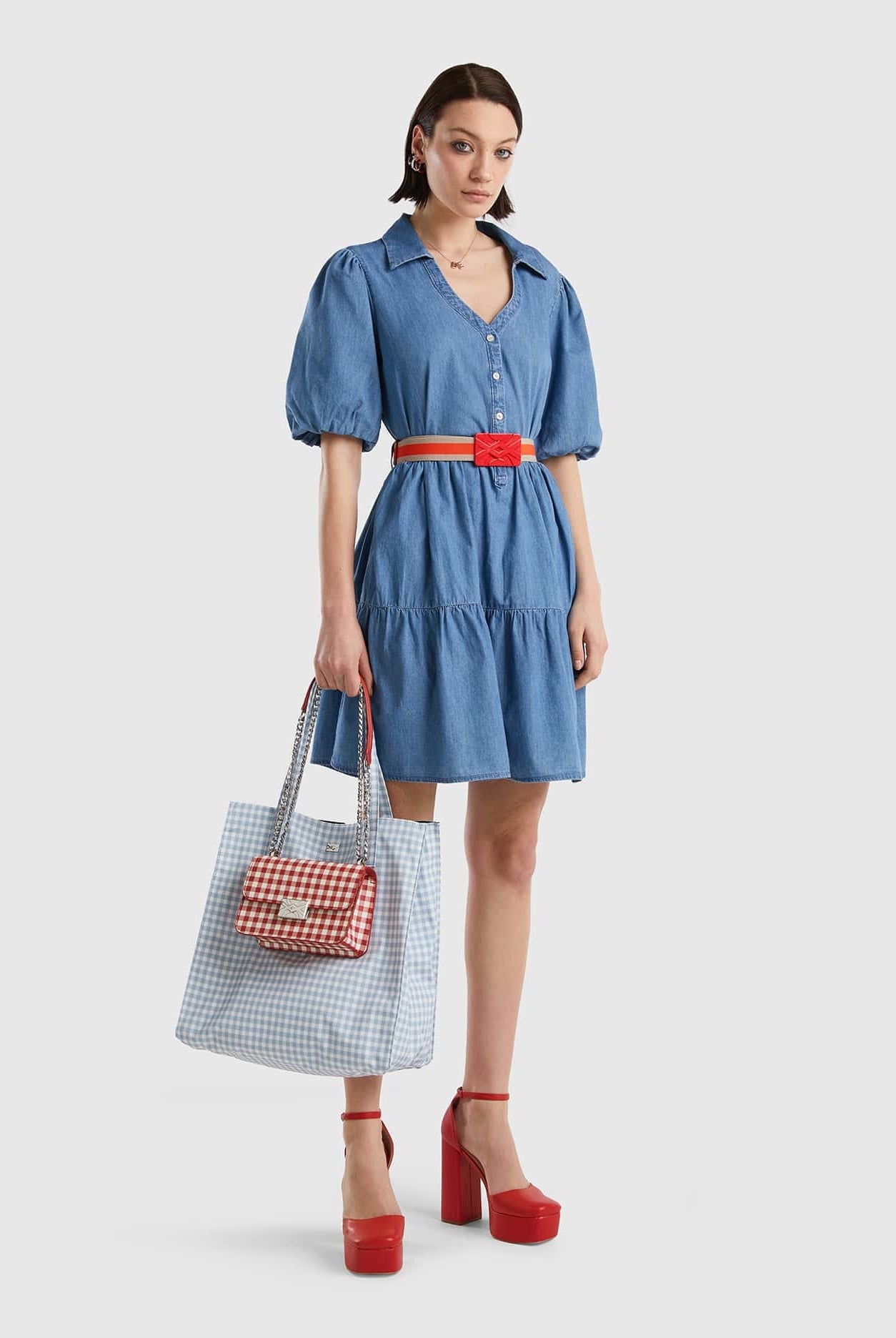 يونايتد كولورز اوف بينيتون فستان قصير نسائي من الشامبراي بكشكش