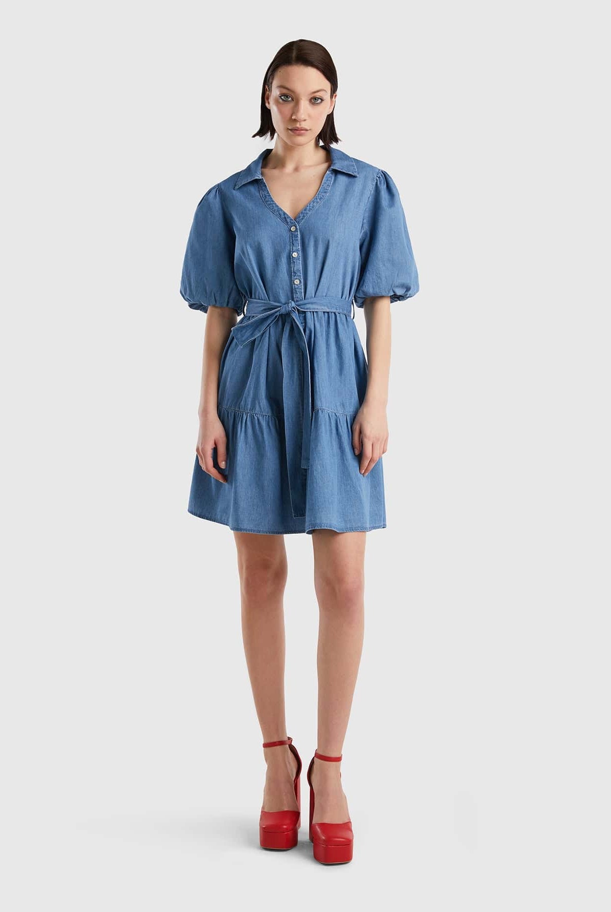 يونايتد كولورز اوف بينيتون فستان قصير نسائي من الشامبراي بكشكش