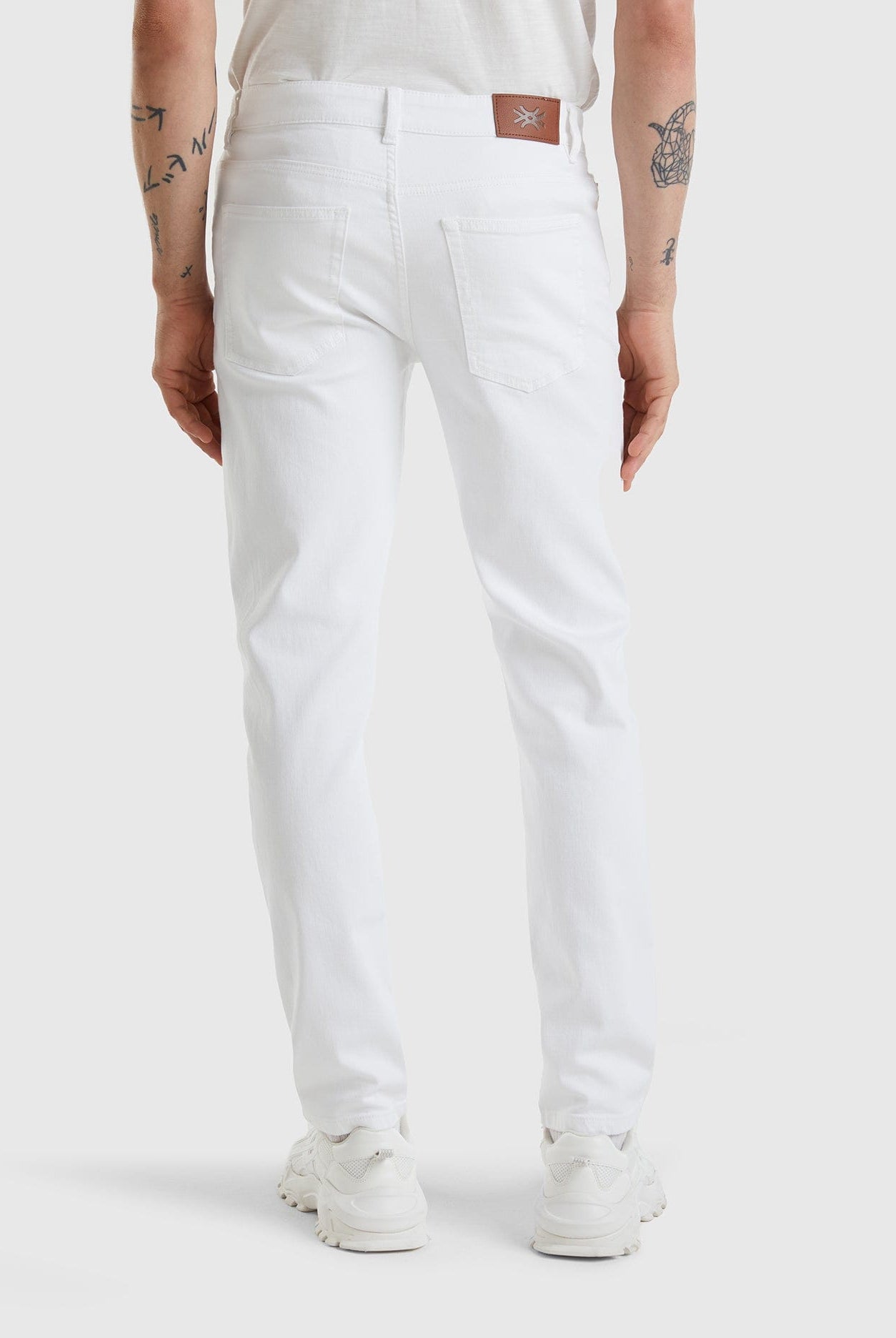 يونايتد كولورز اوف بينيتون بنطال جينز بقصة ضيقة وخفيف الوزن