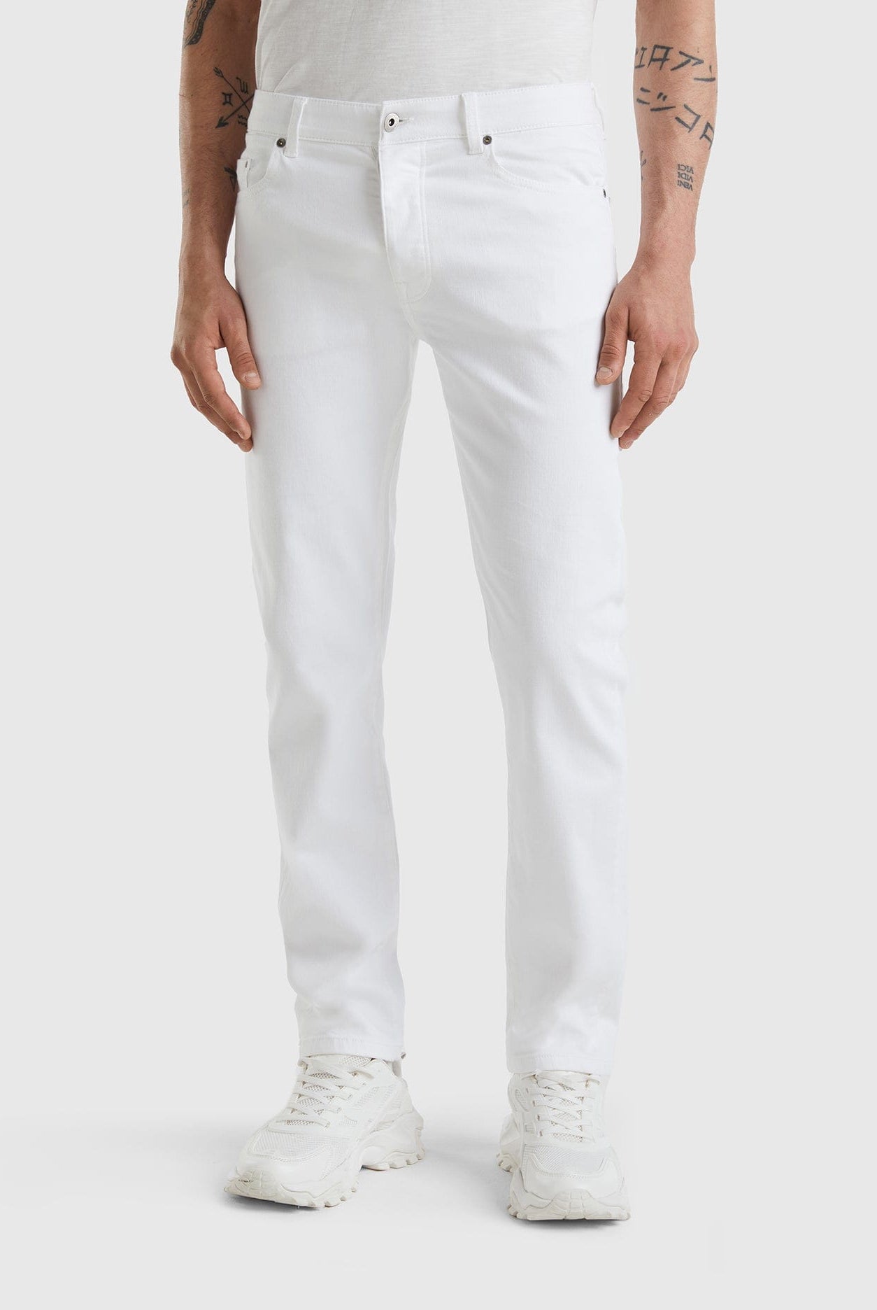 يونايتد كولورز اوف بينيتون بنطال جينز بقصة ضيقة وخفيف الوزن