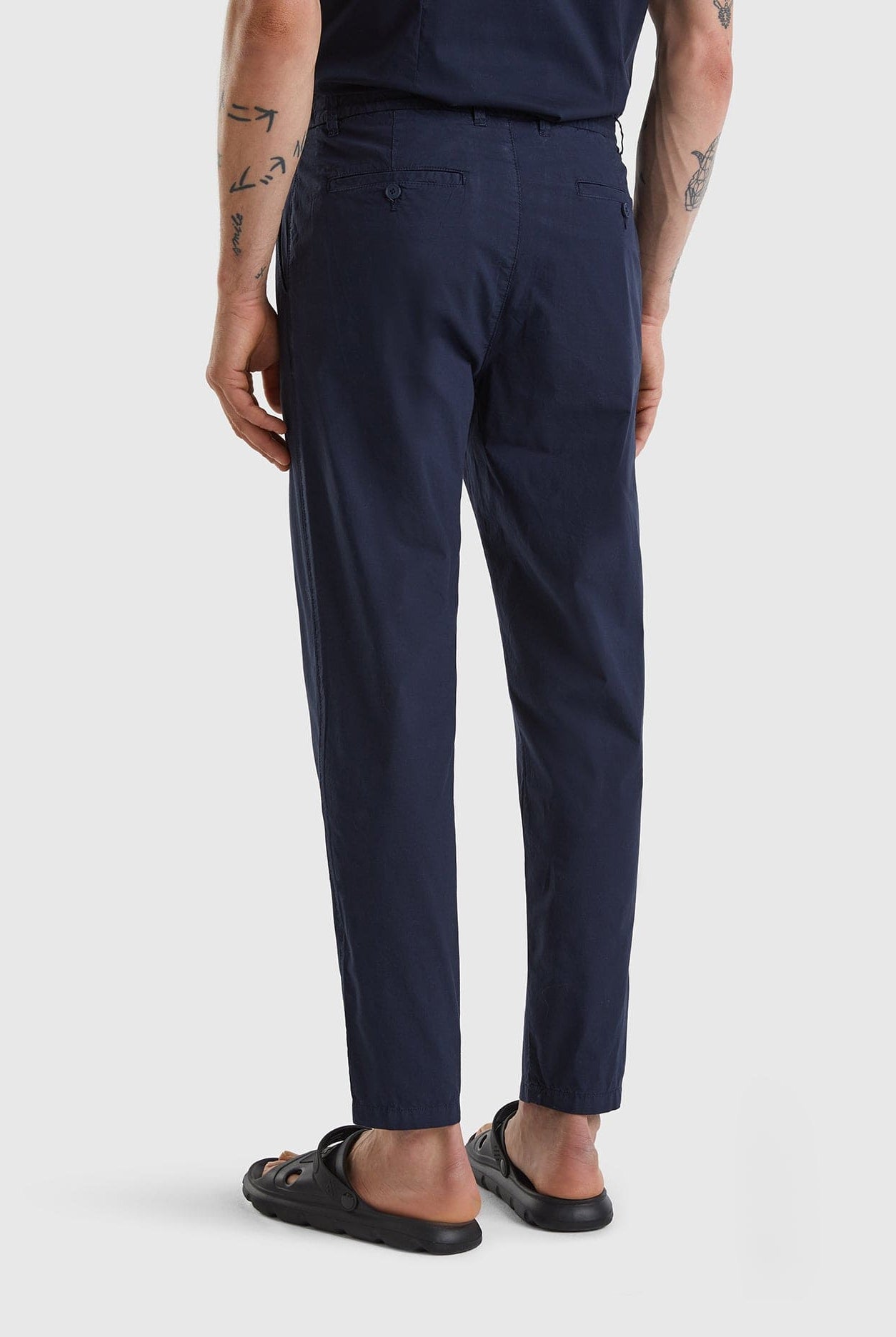 يونايتد كولورز اوف بينيتون بنطلون تشينو من القماش مع رباط رجالي