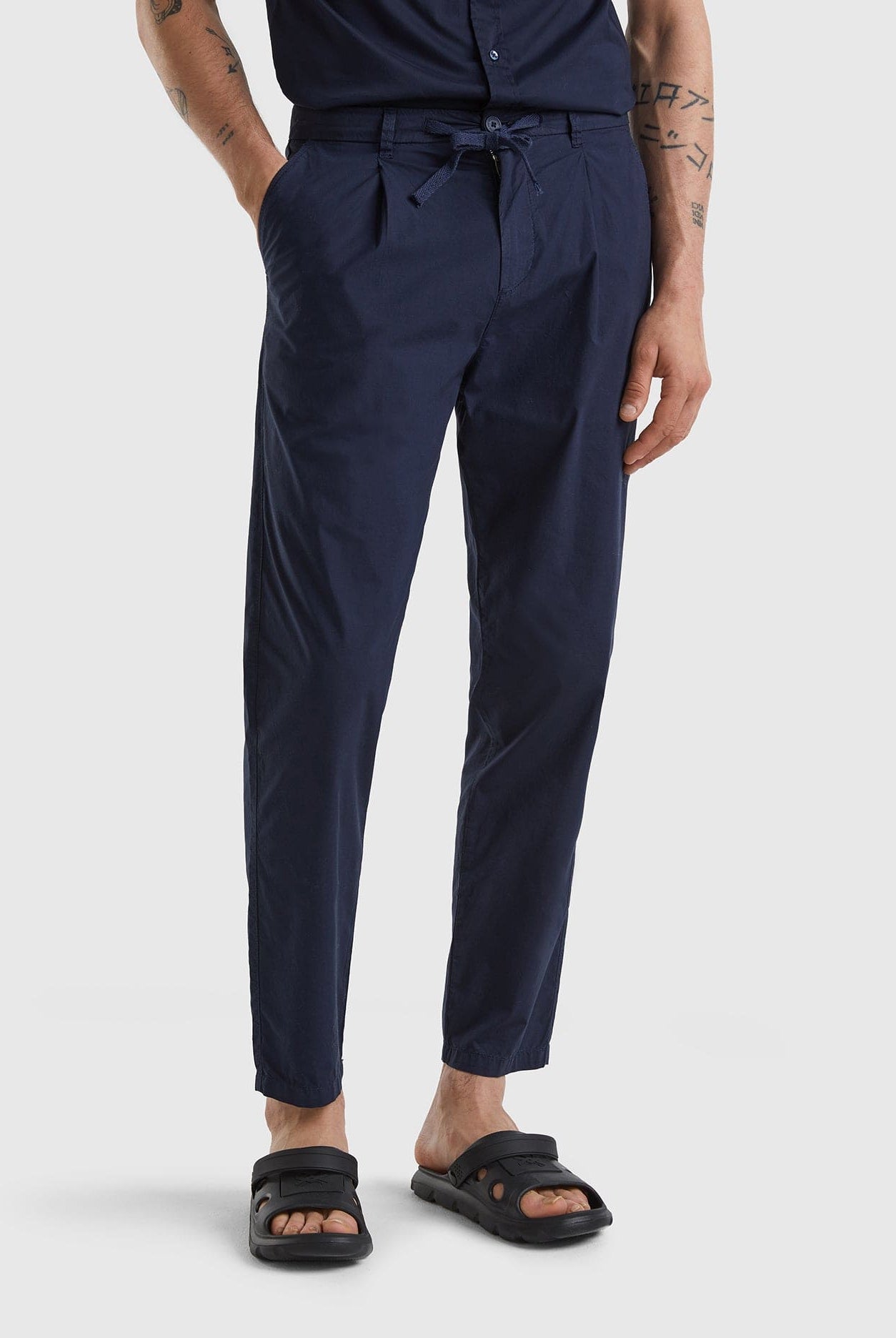 يونايتد كولورز اوف بينيتون بنطلون تشينو من القماش مع رباط رجالي