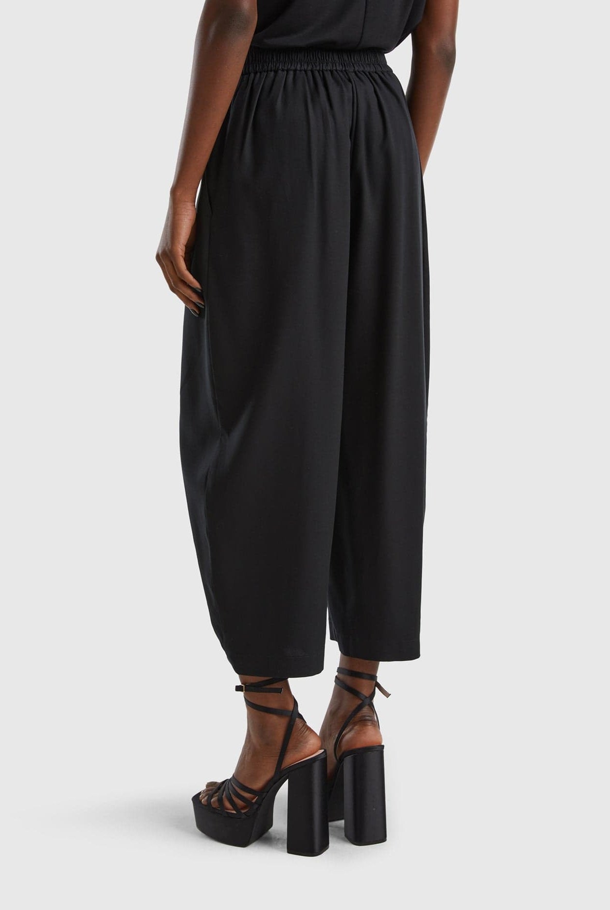 يونايتد كولورز اوف بينيتون بنطلون مقصوص بطيات واسع نسائي