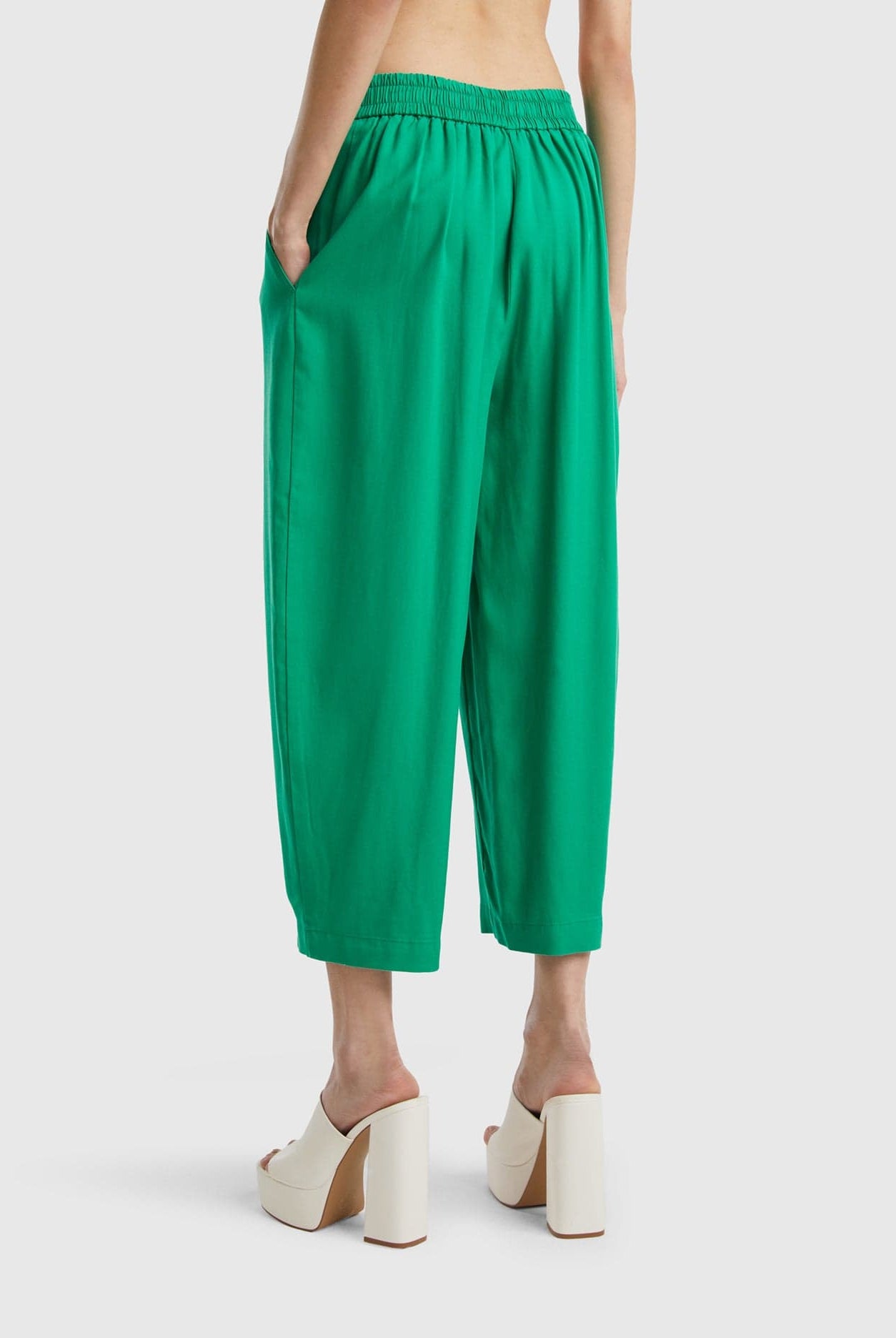 يونايتد كولورز اوف بينيتون بنطلون مقصوص بطيات واسع نسائي