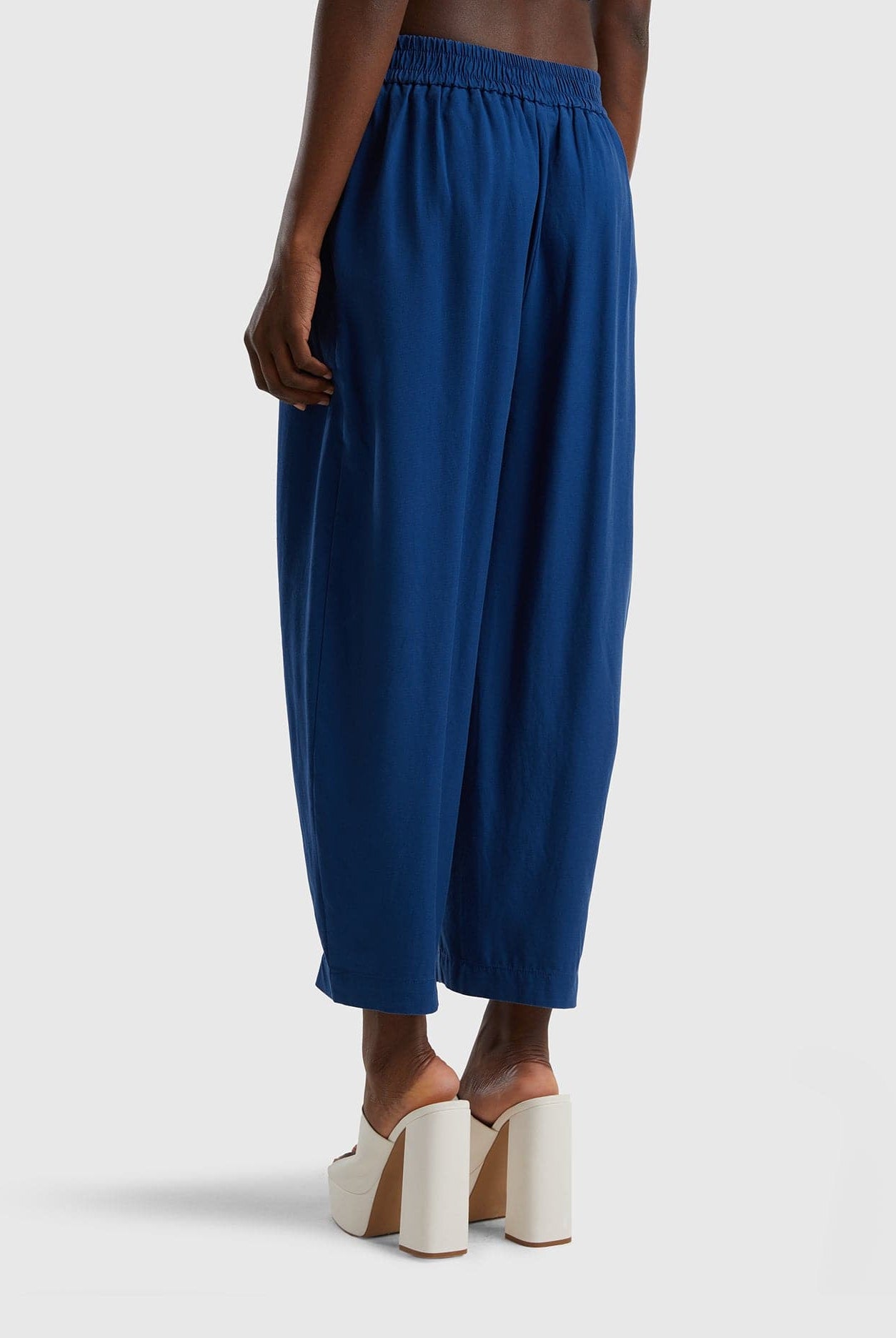 يونايتد كولورز اوف بينيتون بنطلون مقصوص بطيات واسع نسائي