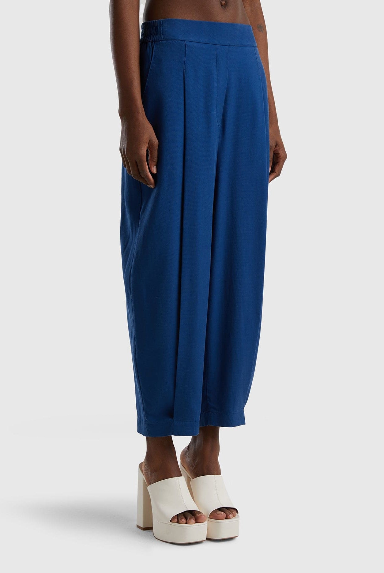 يونايتد كولورز اوف بينيتون بنطلون مقصوص بطيات واسع نسائي