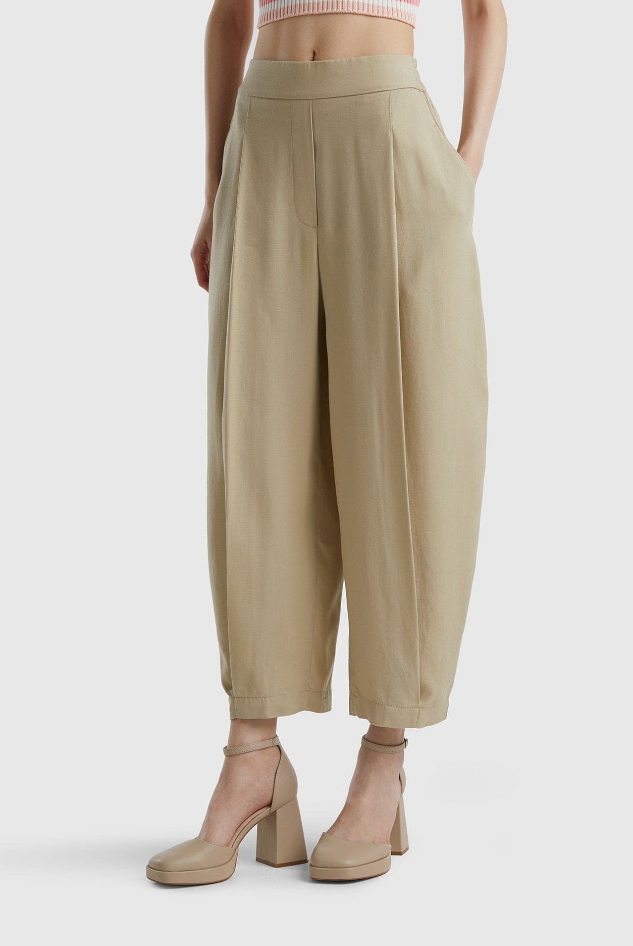 يونايتد كولورز اوف بينيتون بنطلون مقصوص بطيات واسع نسائي