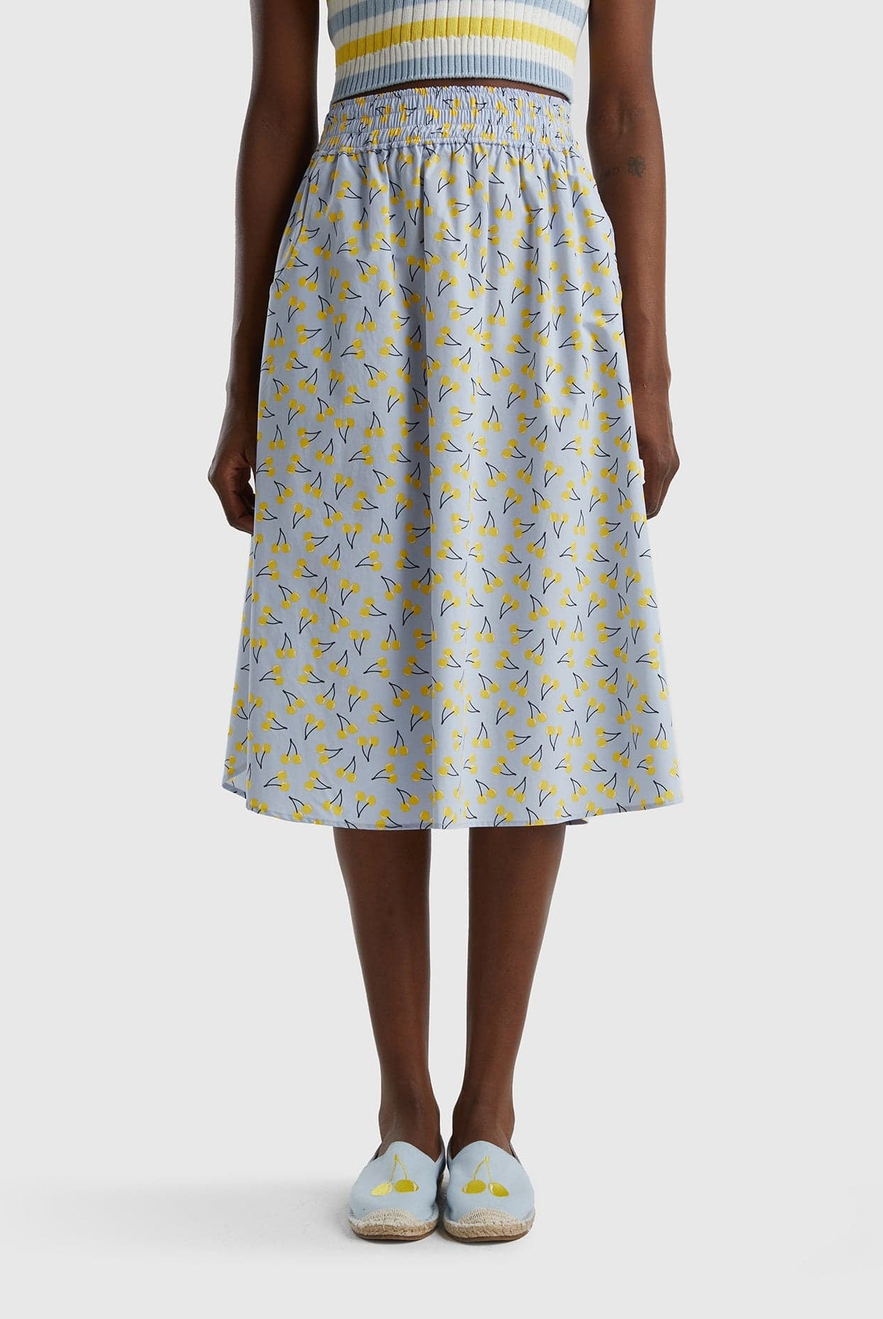 يونايتد كولورز اوف بينيتون تنورة نسائية بنمط الفاكهة