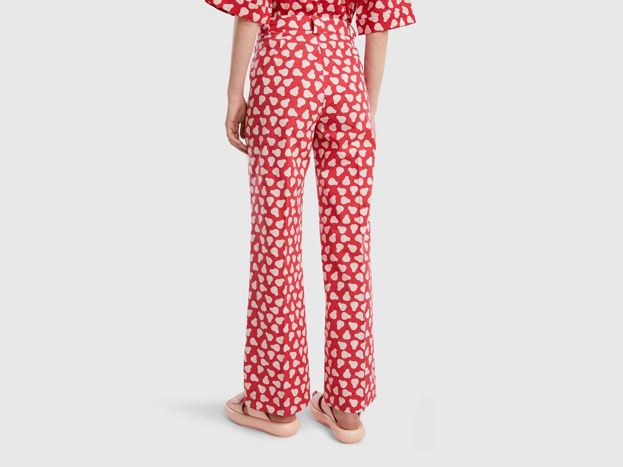 يونايتد كولورز اوف بينيتون بنطلون نسائي بالازو أحمر بنقشة الكمثرى