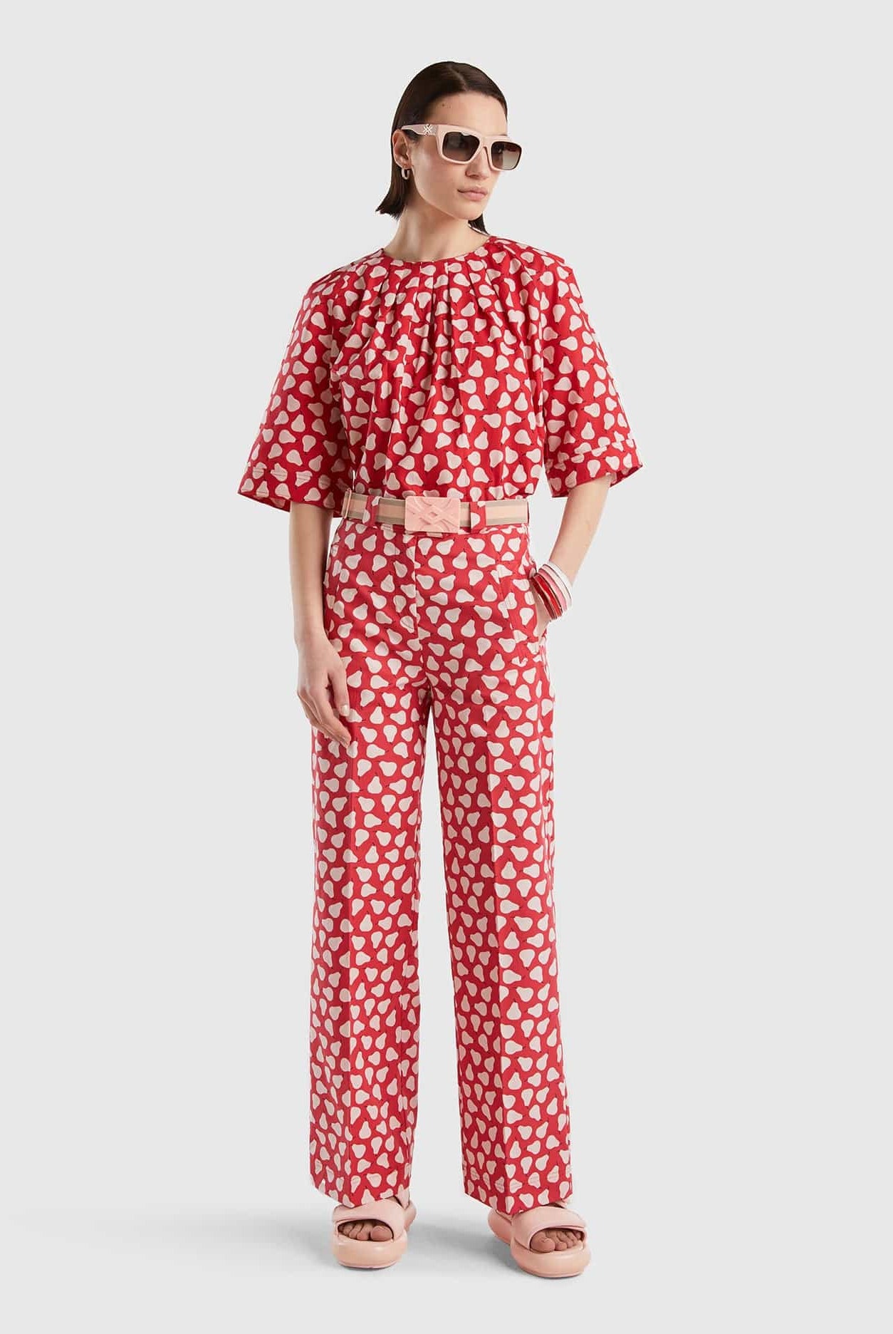 يونايتد كولورز اوف بينيتون بنطلون نسائي بالازو أحمر بنقشة الكمثرى