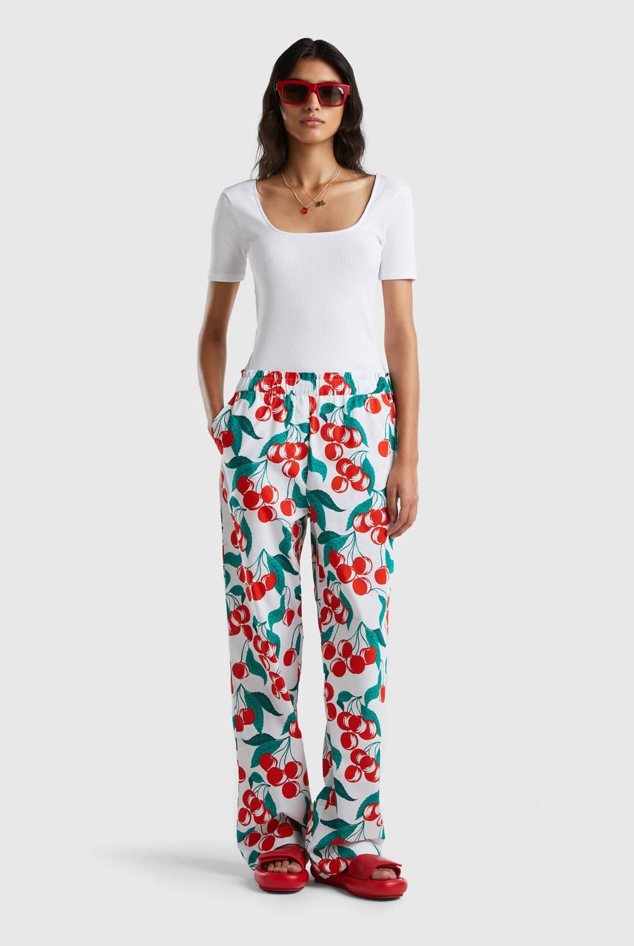 يونايتد كولورز اوف بينيتون بنطلون بطبعة الكرز طويل بخصر مطاطي نسائي