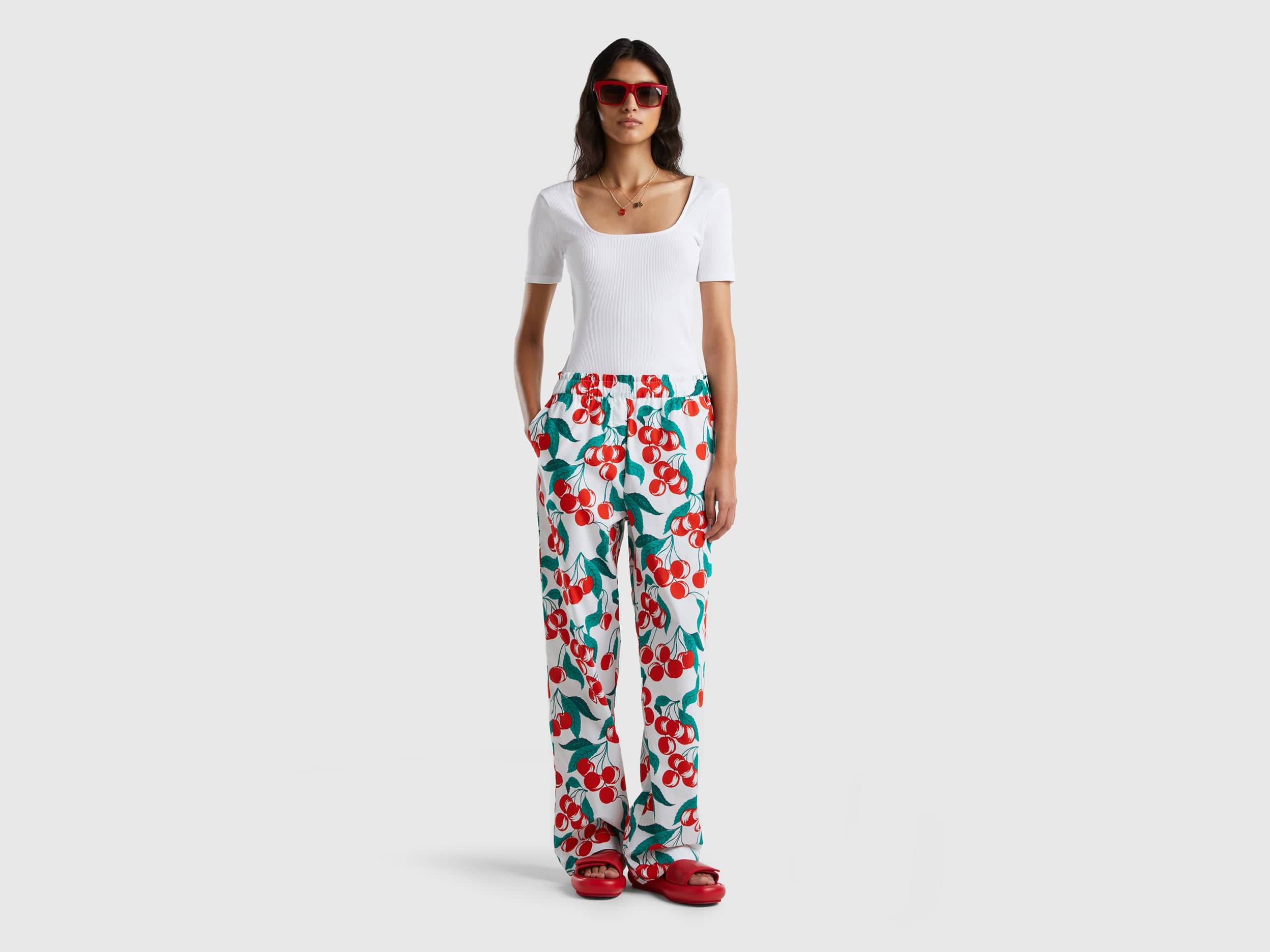 يونايتد كولورز اوف بينيتون بنطلون بطبعة الكرز طويل بخصر مطاطي نسائي