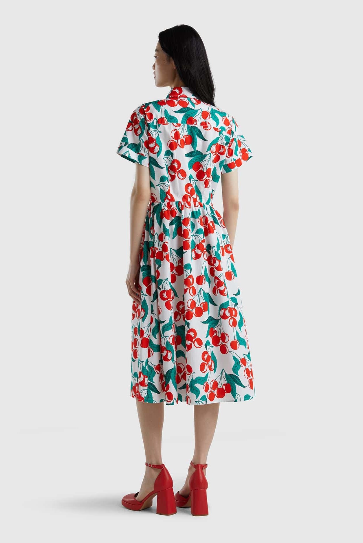 يونايتد كولورز اوف بينيتون فستان ميدي قميص نسائي بطبعة الكرز