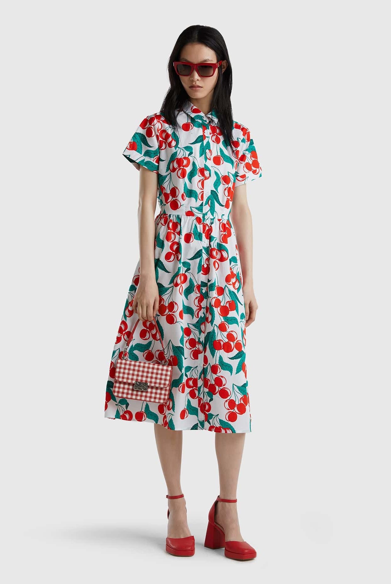 يونايتد كولورز اوف بينيتون فستان ميدي قميص نسائي بطبعة الكرز