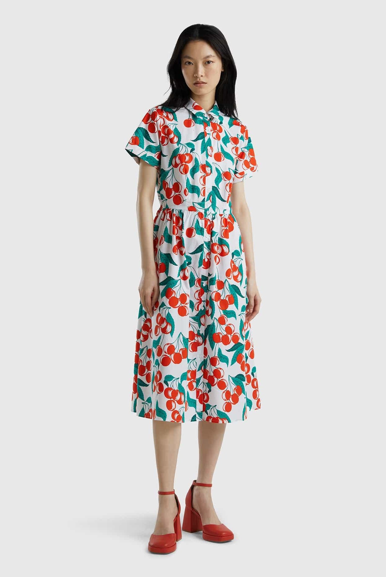 يونايتد كولورز اوف بينيتون فستان ميدي قميص نسائي بطبعة الكرز