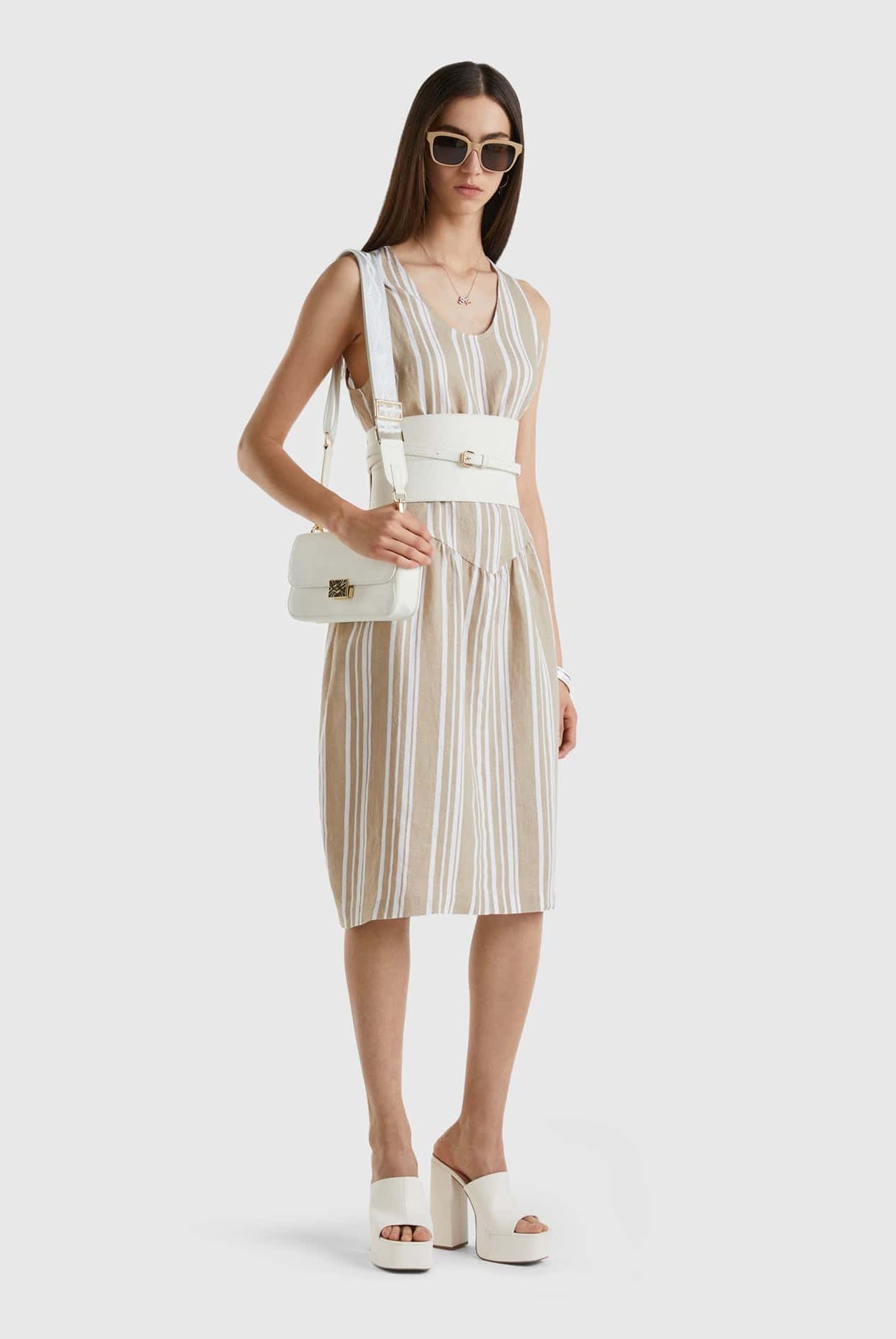 يونايتد كولورز اوف بينيتون فستان قصير نسائي من الكتان المطبوع النقي بخطوط بدون اكمام