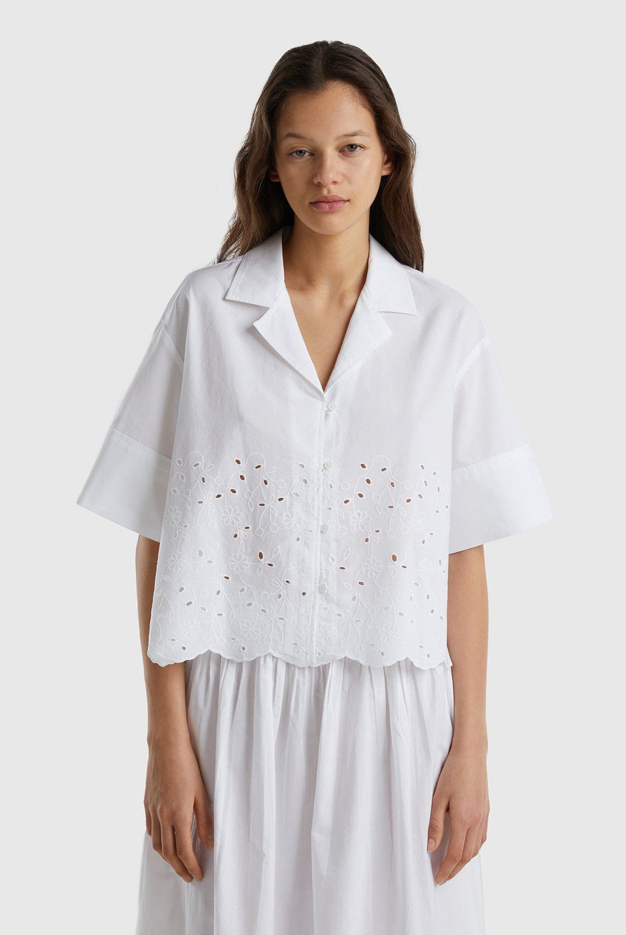 يونايتد كولورز اوف بينيتون قميص نسائي بتطريز برودري أنجليز