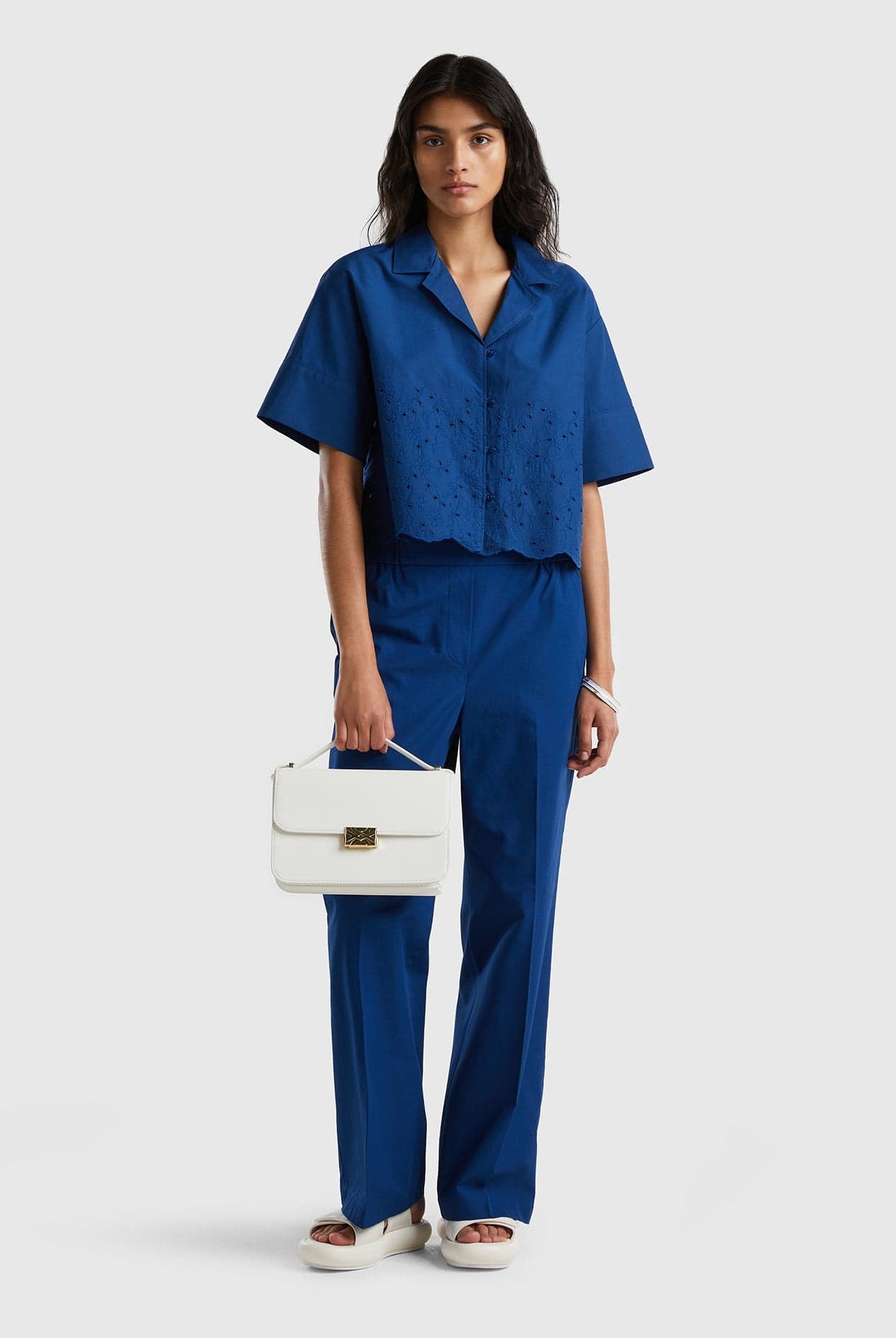 يونايتد كولورز اوف بينيتون قميص نسائي بتطريز برودري أنجليز