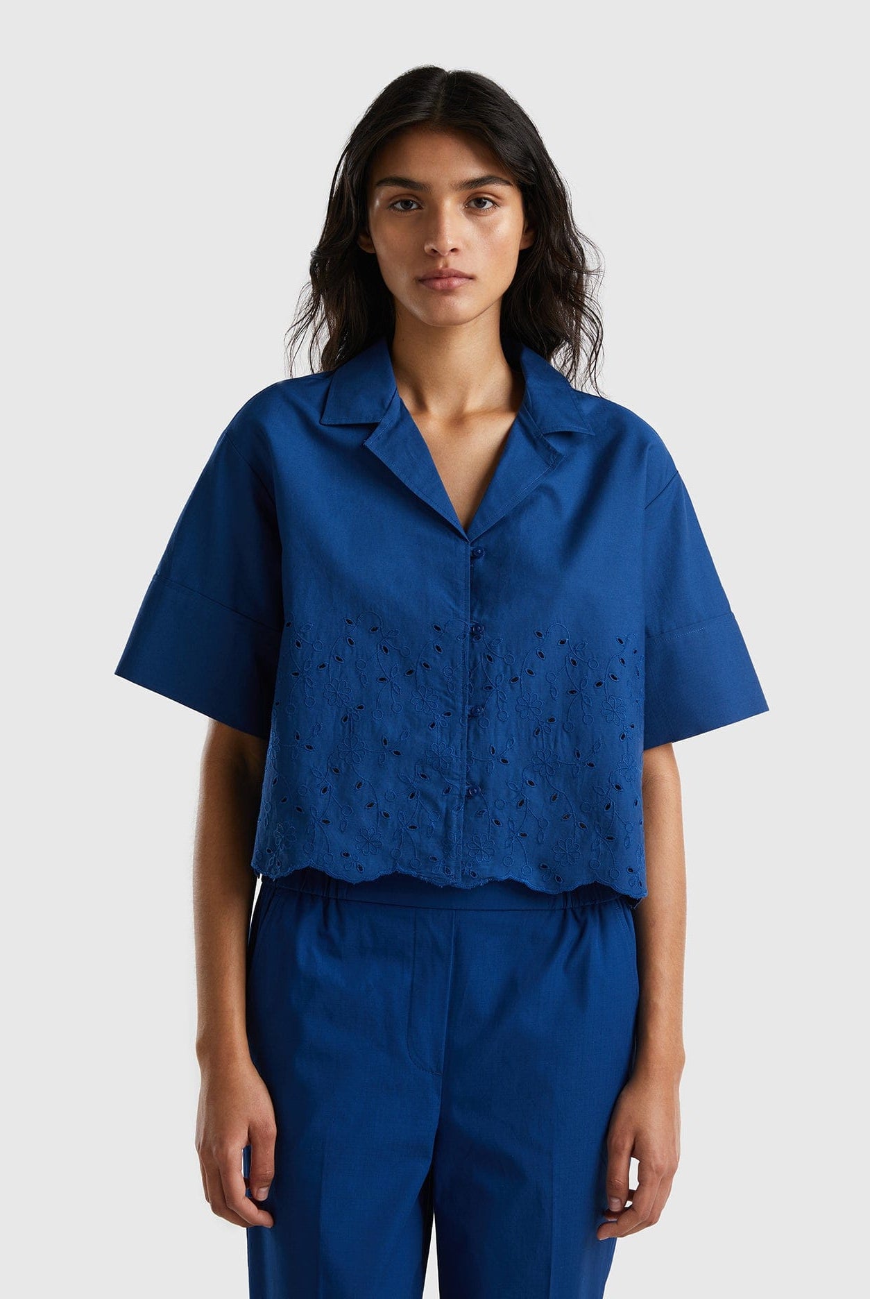 يونايتد كولورز اوف بينيتون قميص نسائي بتطريز برودري أنجليز