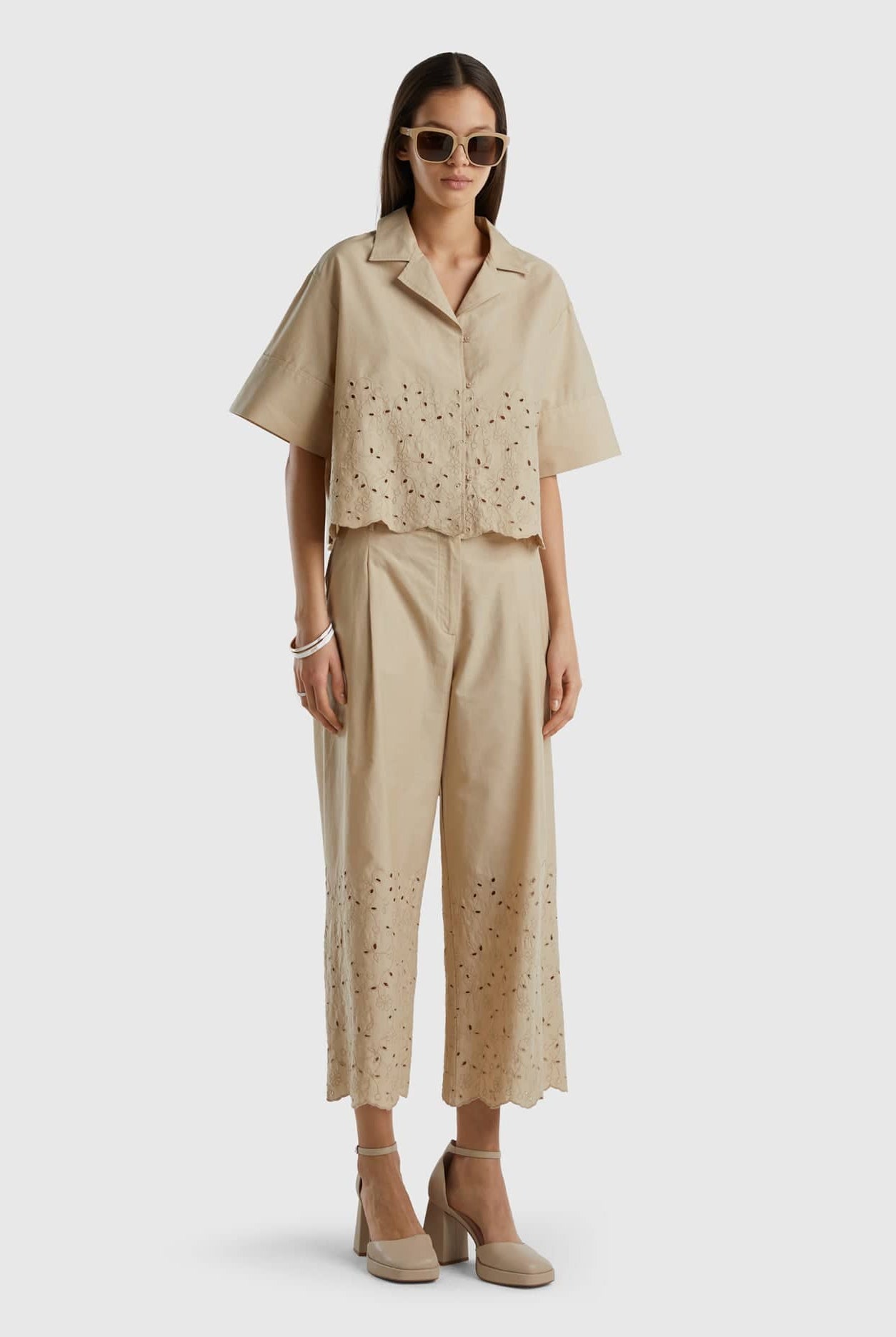 يونايتد كولورز اوف بينيتون قميص نسائي بتطريز برودري أنجليز