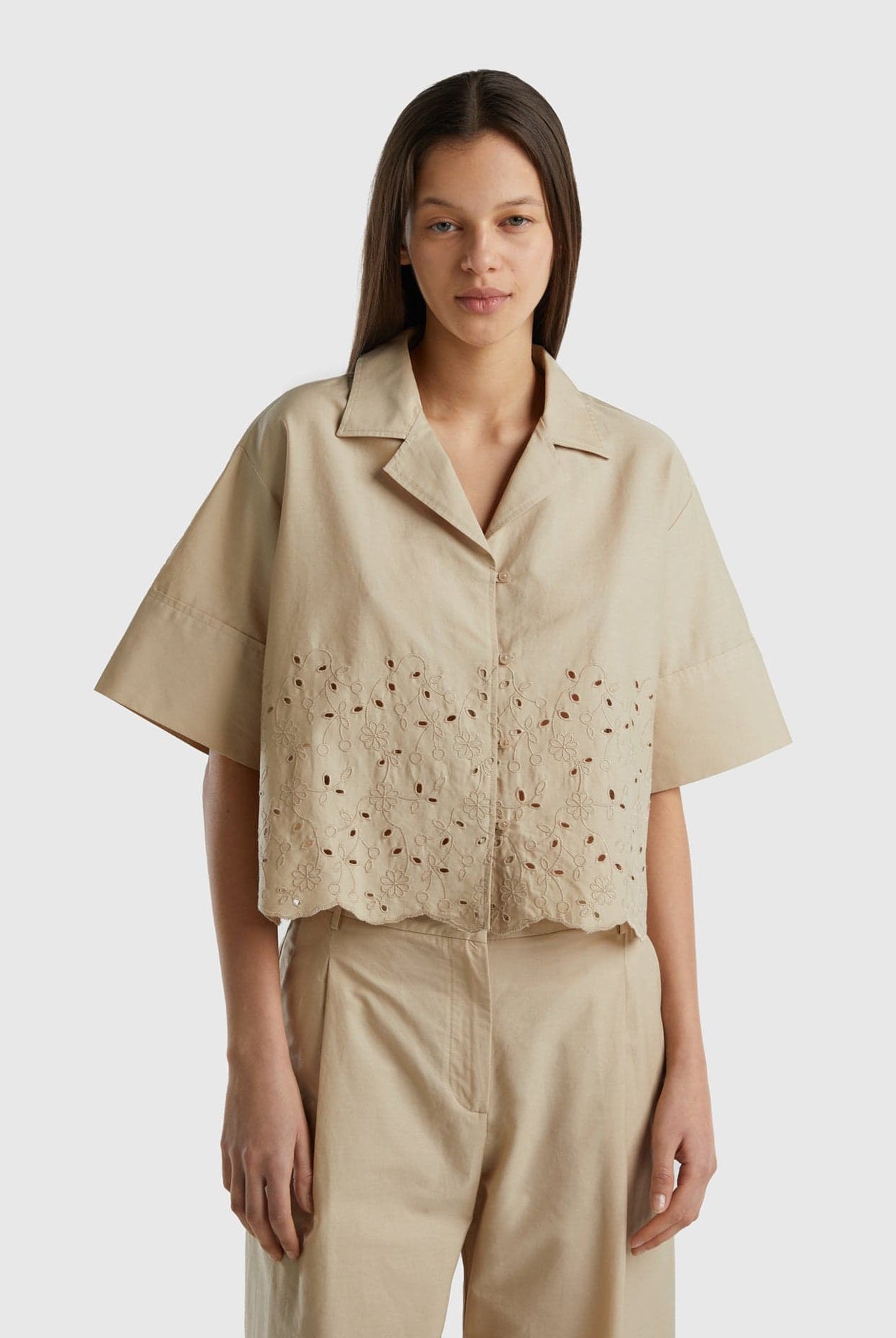 يونايتد كولورز اوف بينيتون قميص نسائي بتطريز برودري أنجليز