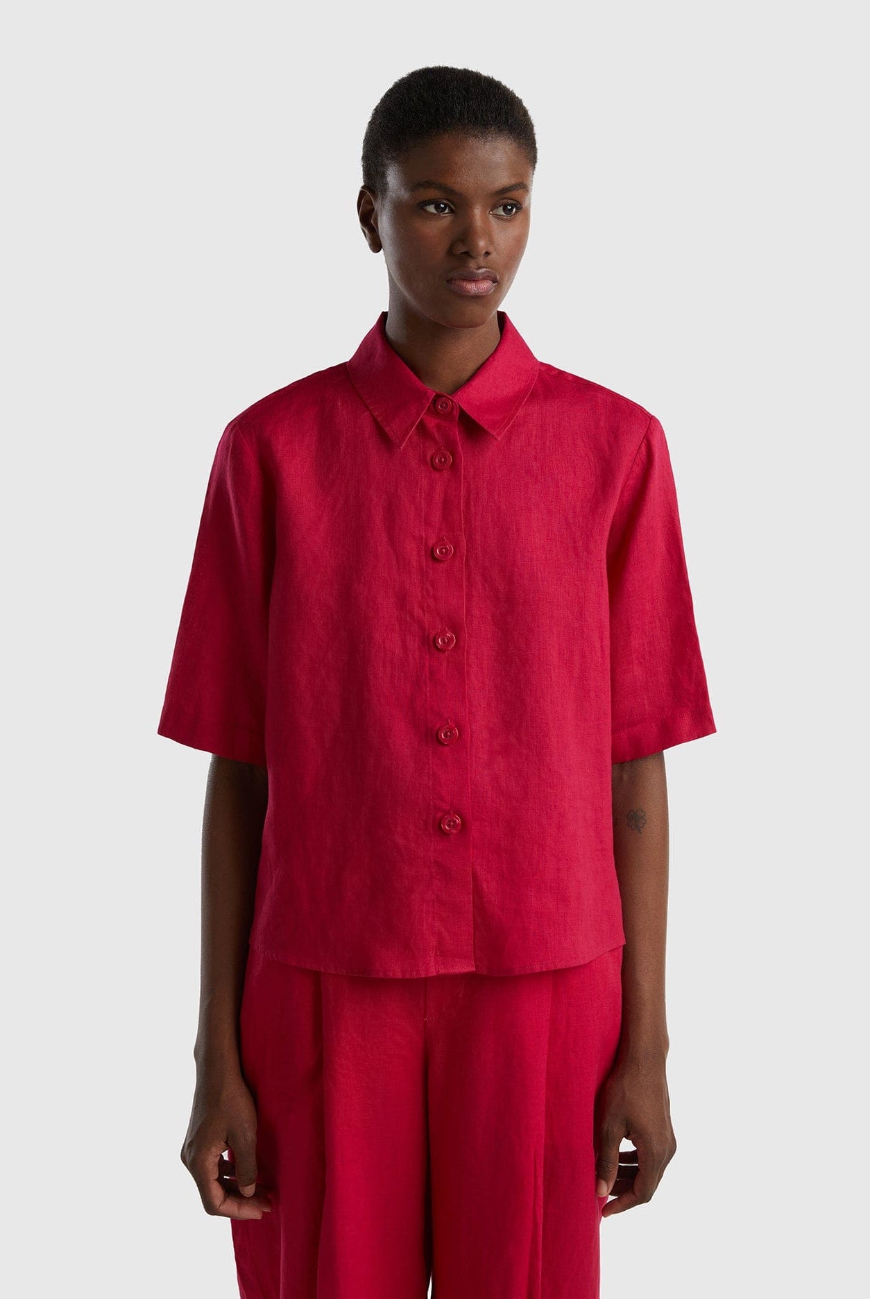 يونايتد كولورز اوف بينيتون قميص قصير من الكتان الخالص