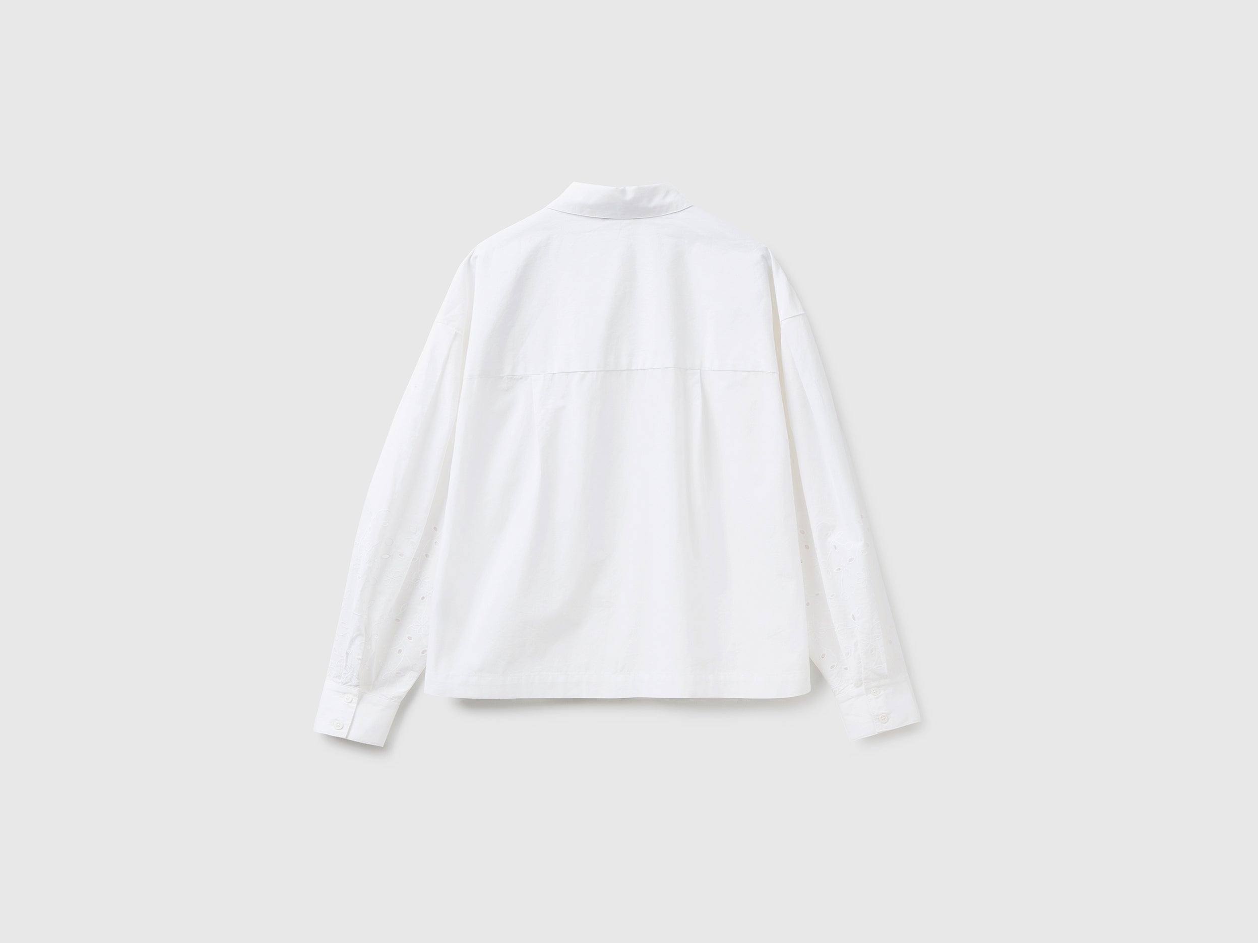 يونايتد كولورز اوف بينيتون قميص نسائي بأكمام من البرودري الإنجليزي