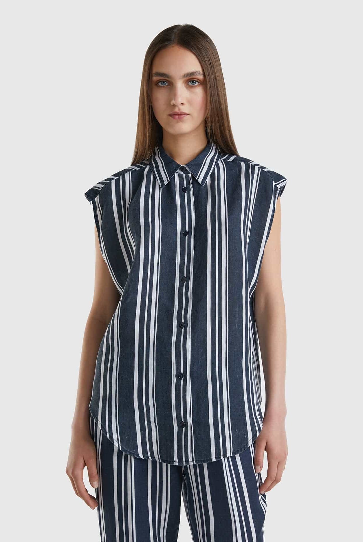 يونايتد كولورز اوف بينيتون قميص نسائي من الكتان المطبوع الخالص