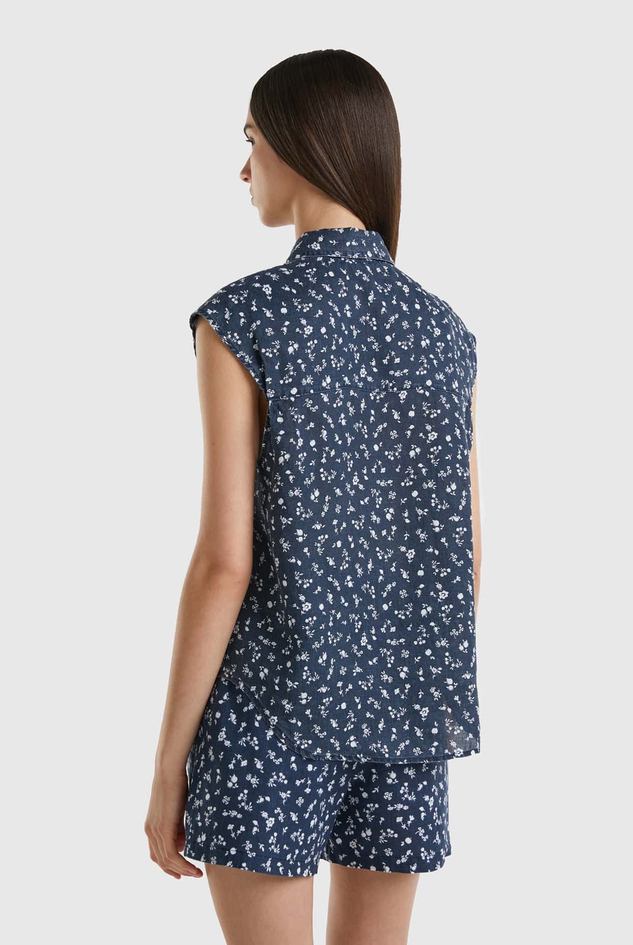 يونايتد كولورز اوف بينيتون قميص نسائي من الكتان المطبوع الخالص