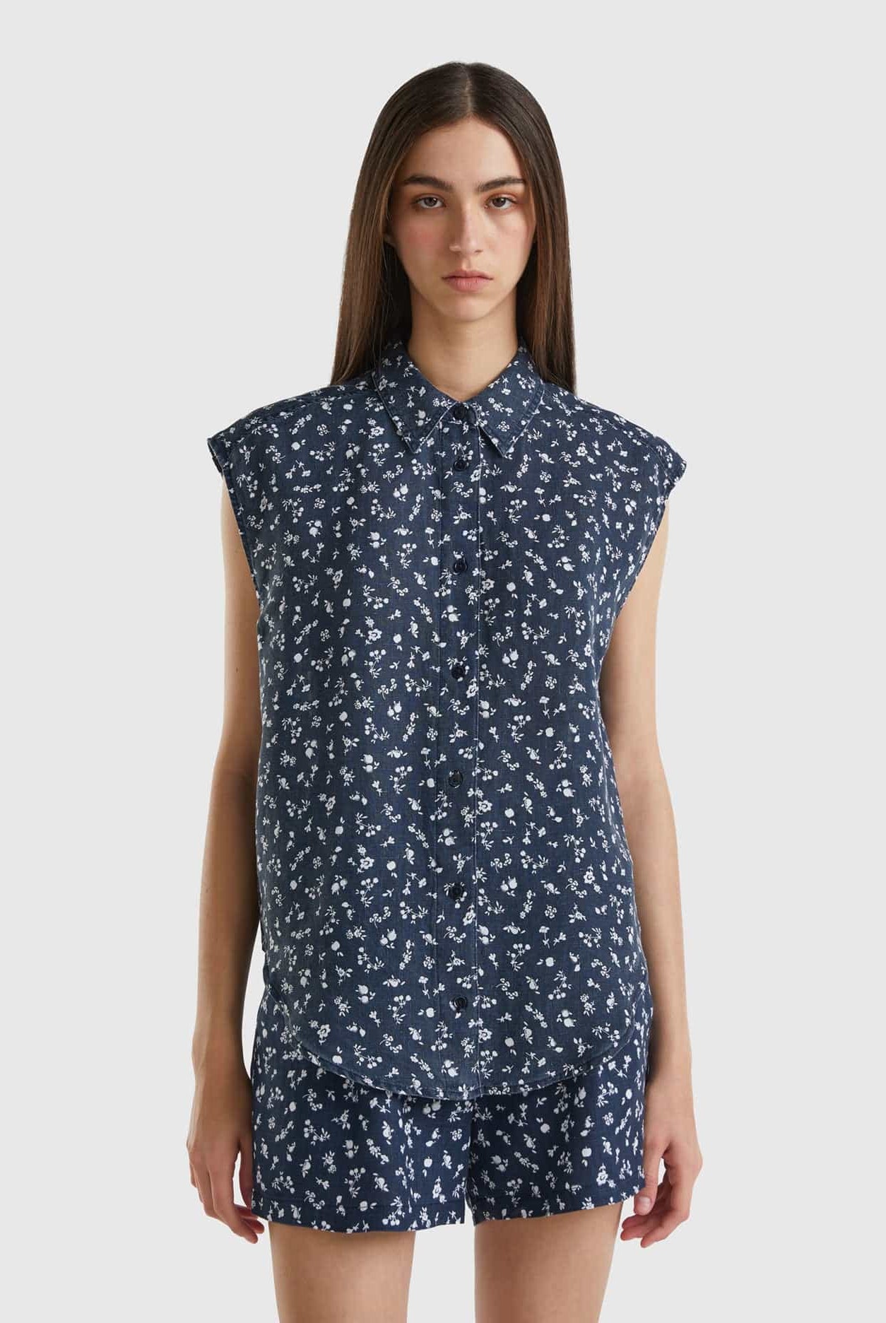 يونايتد كولورز اوف بينيتون قميص نسائي من الكتان المطبوع الخالص