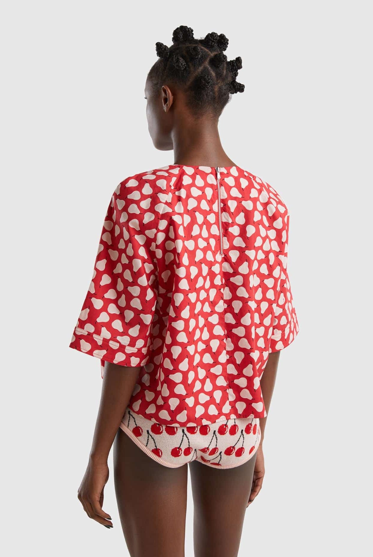 يونايتد كولورز اوف بينيتون بلوزة نسائية حمراء بنقشة الكمثرى