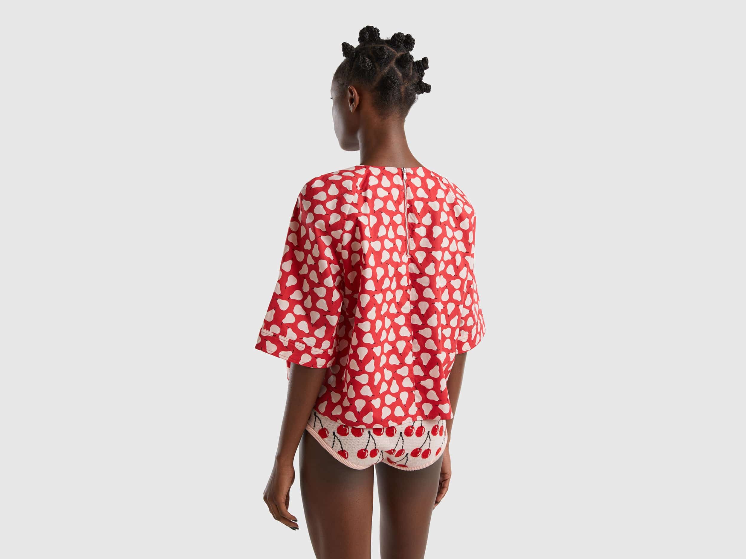 يونايتد كولورز اوف بينيتون بلوزة نسائية حمراء بنقشة الكمثرى