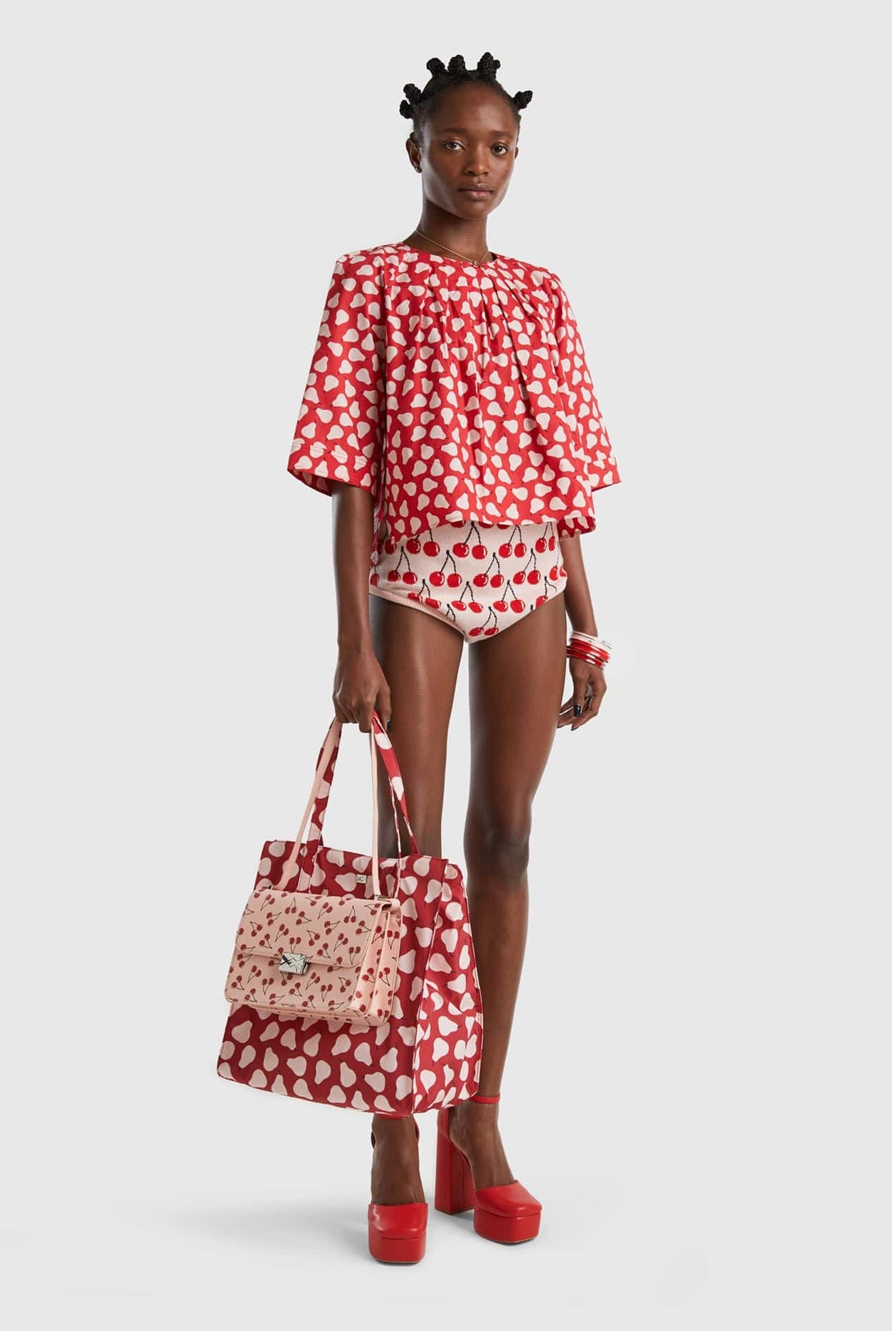 يونايتد كولورز اوف بينيتون بلوزة نسائية حمراء بنقشة الكمثرى