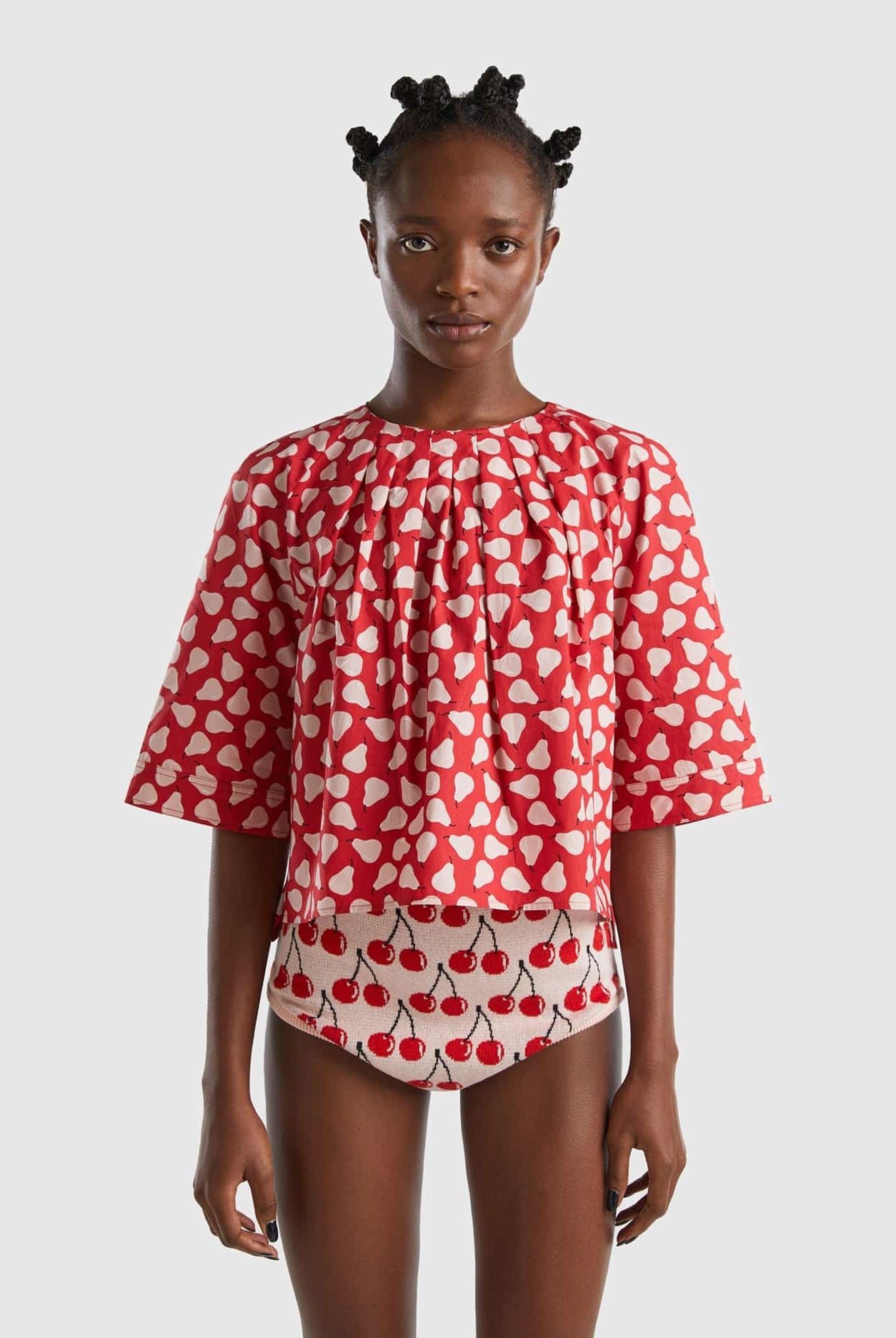 يونايتد كولورز اوف بينيتون بلوزة نسائية حمراء بنقشة الكمثرى