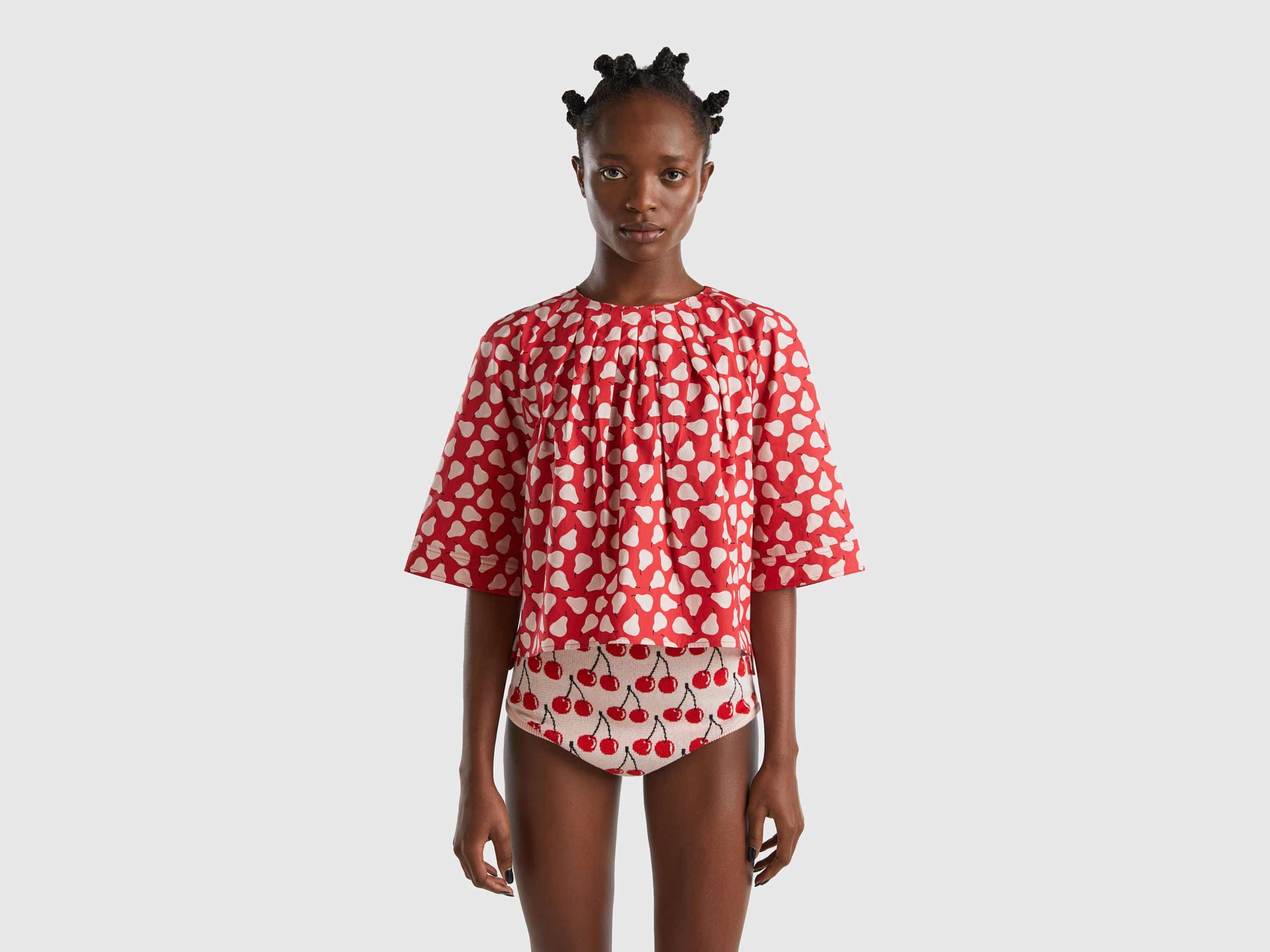 يونايتد كولورز اوف بينيتون بلوزة نسائية حمراء بنقشة الكمثرى