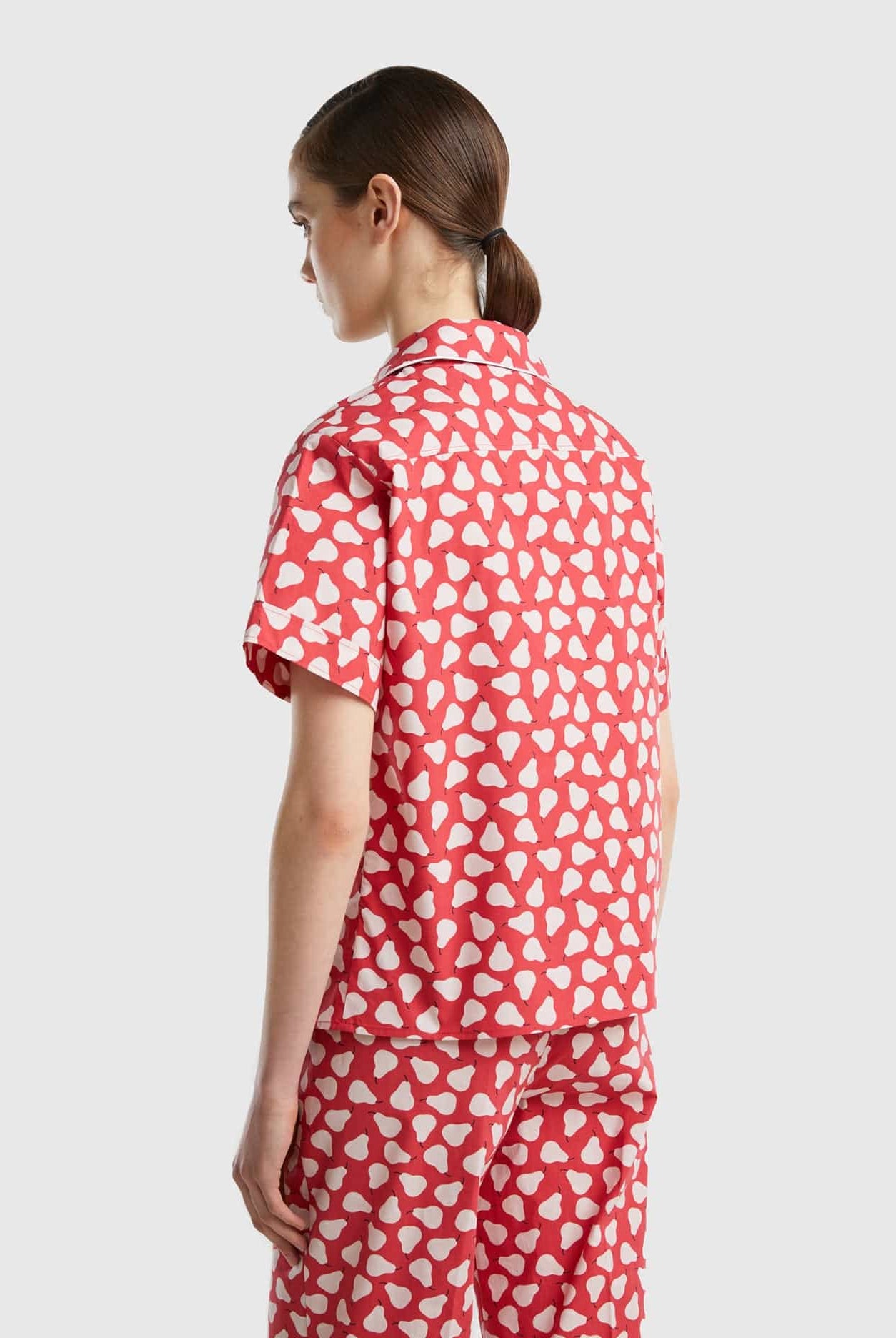 يونايتد كولورز اوف بينيتون قميص نسائي بنقشة فواكه