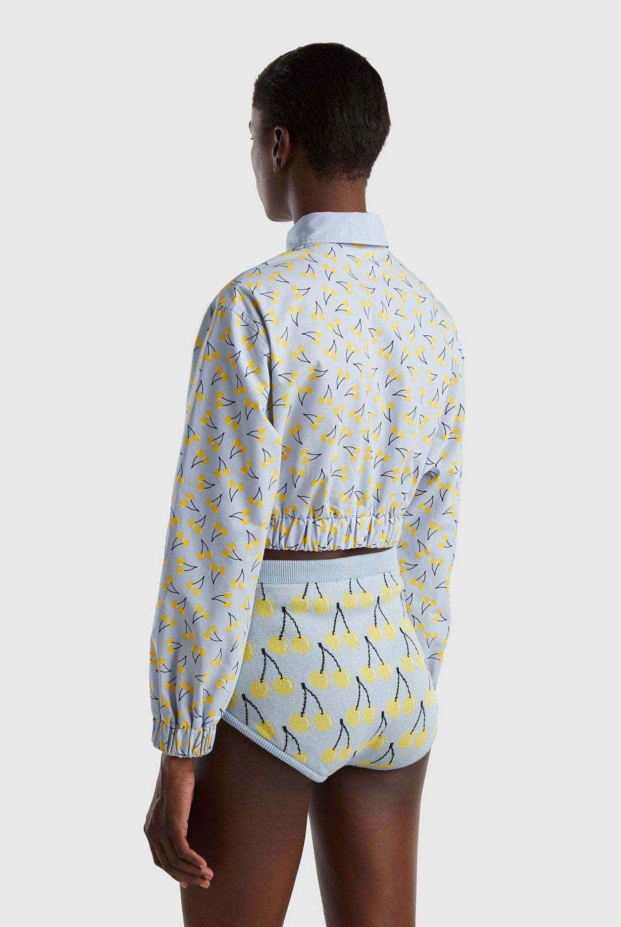 يونايتد كولورز اوف بينيتون قميص قصير بنمط الفاكهة بخصر مرتفع نسائي