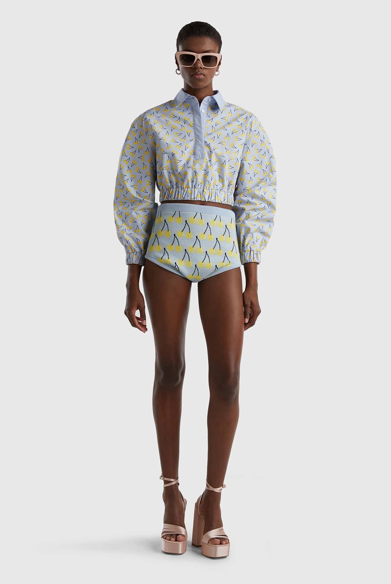 يونايتد كولورز اوف بينيتون قميص قصير بنمط الفاكهة بخصر مرتفع نسائي