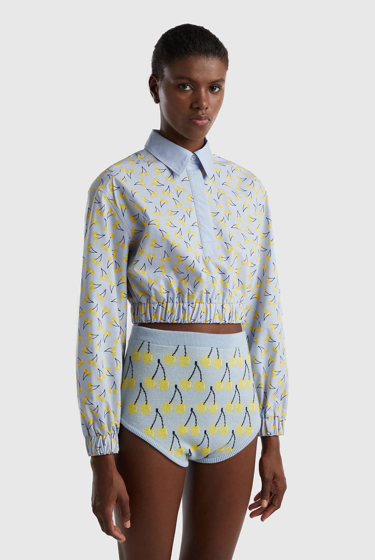 يونايتد كولورز اوف بينيتون قميص قصير بنمط الفاكهة بخصر مرتفع نسائي